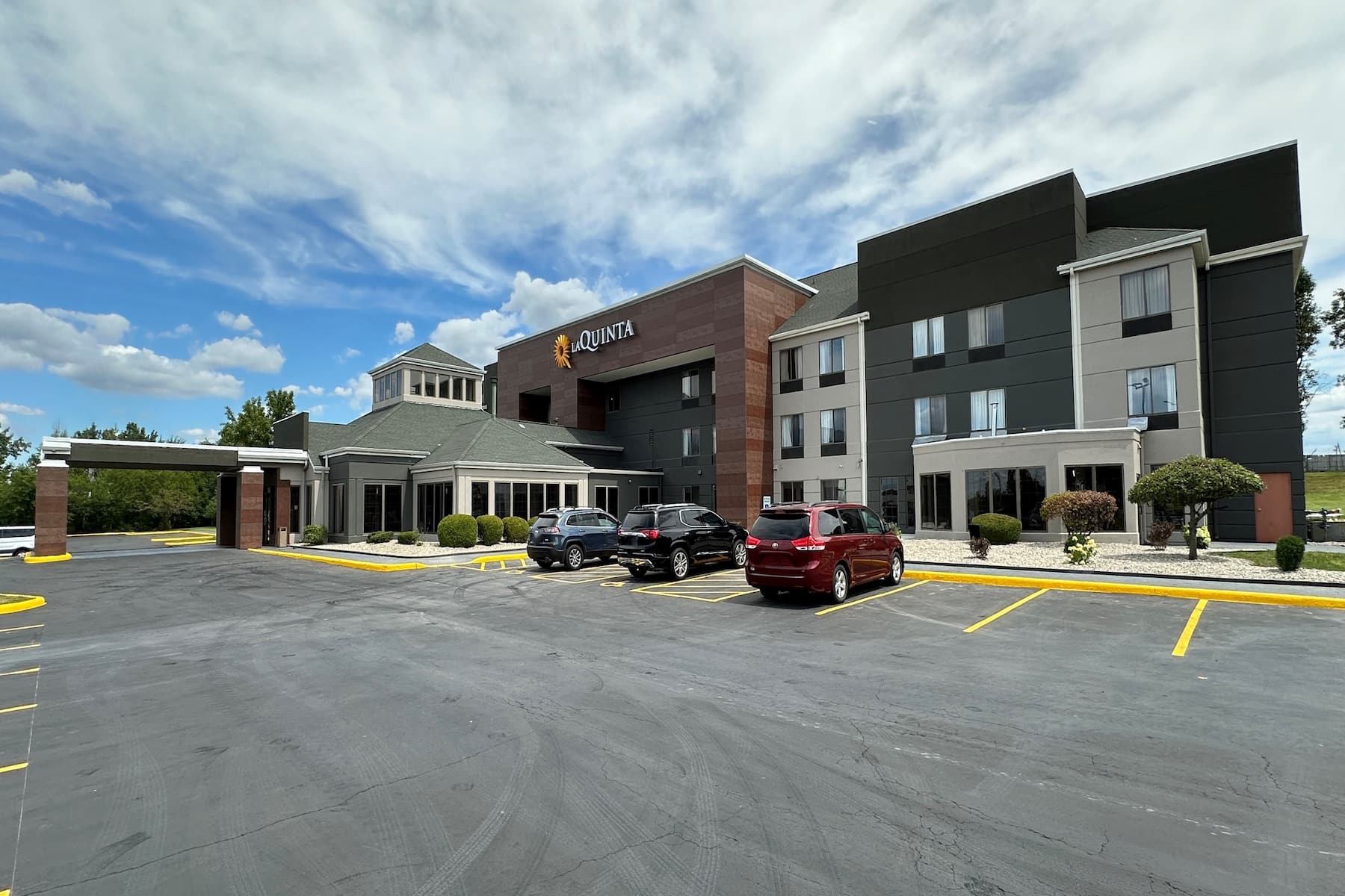 Exterior of La Quinta Inn & Suites by Wyndham South Holland hotel in South Holland, Illinois