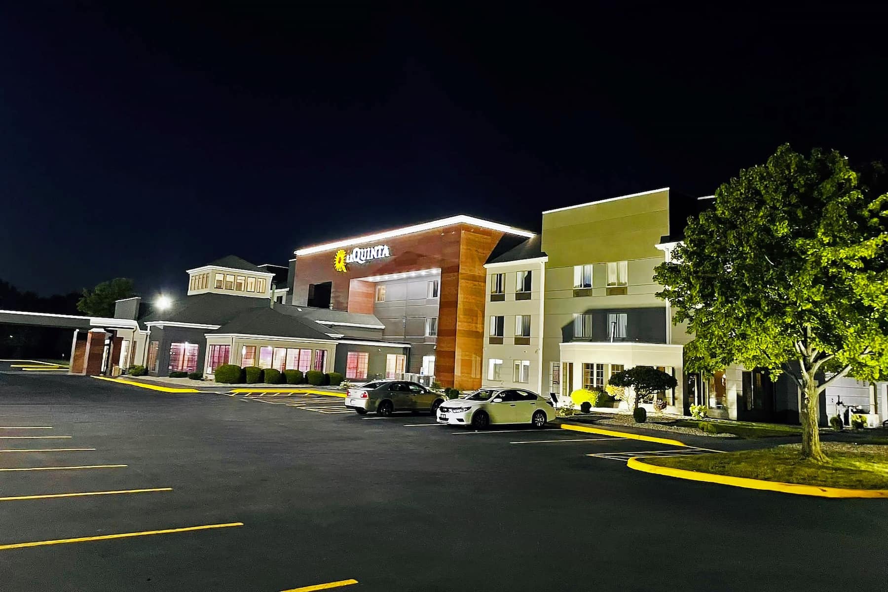 Exterior Night Image of La Quinta Inn & Suites by Wyndham South Holland hotel in South Holland, Illinois