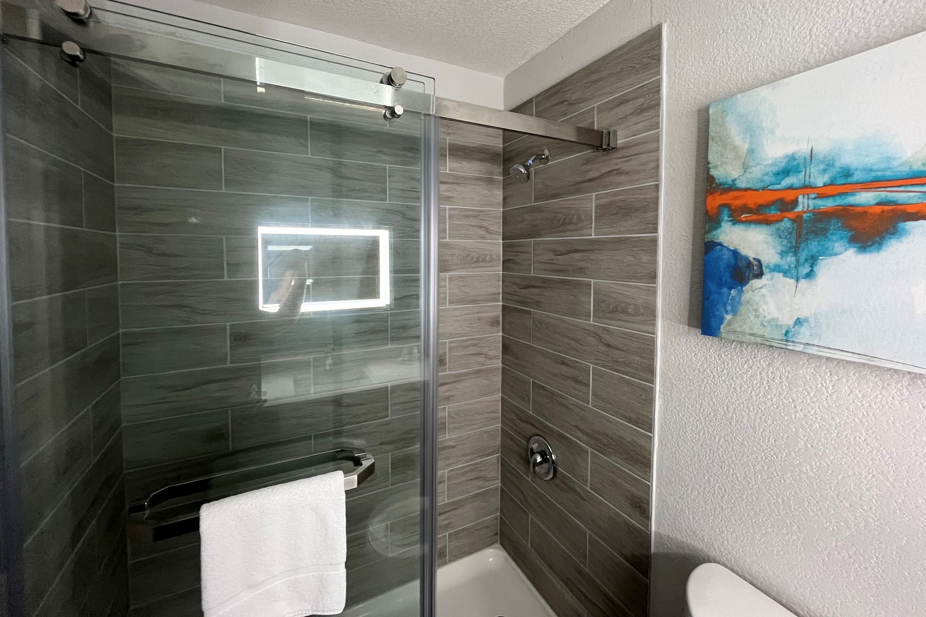 Guest room bath at the La Quinta Inn & Suites by Wyndham South Holland in South Holland, Illinois