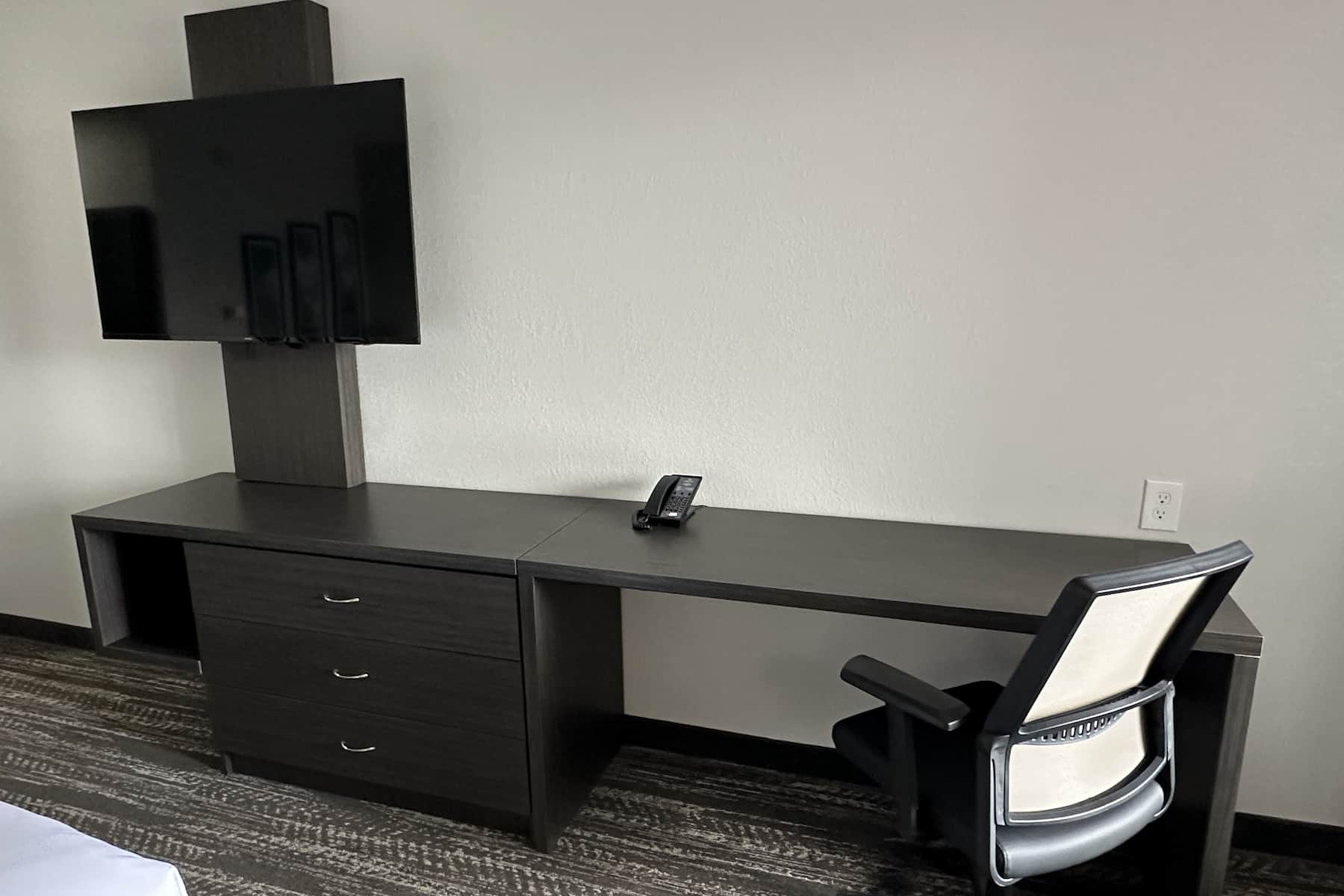 Guest room at the La Quinta Inn & Suites by Wyndham South Holland in South Holland, Illinois