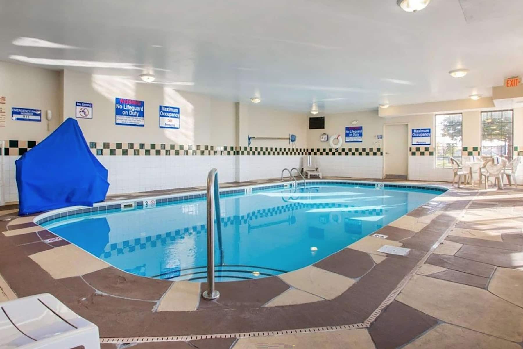 Indoor pool at the La Quinta Inn & Suites by Wyndham South Holland in South Holland, Illinois