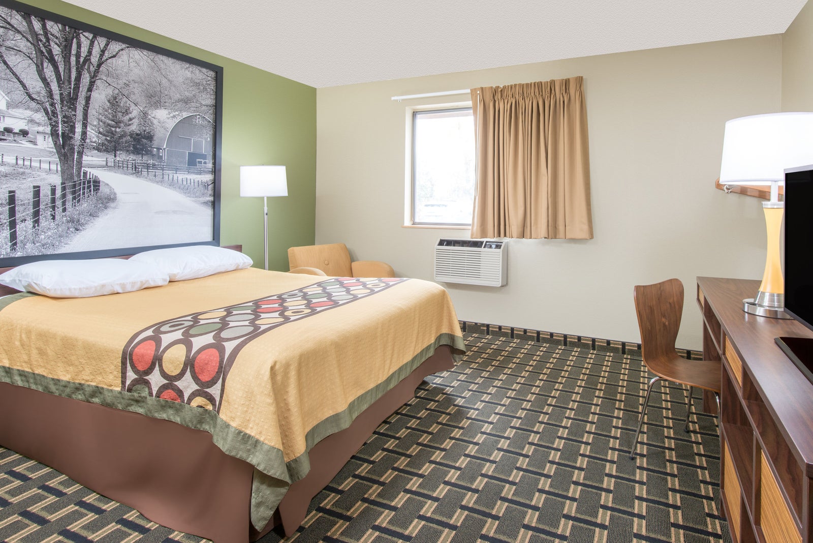 1 Queen Bed Room