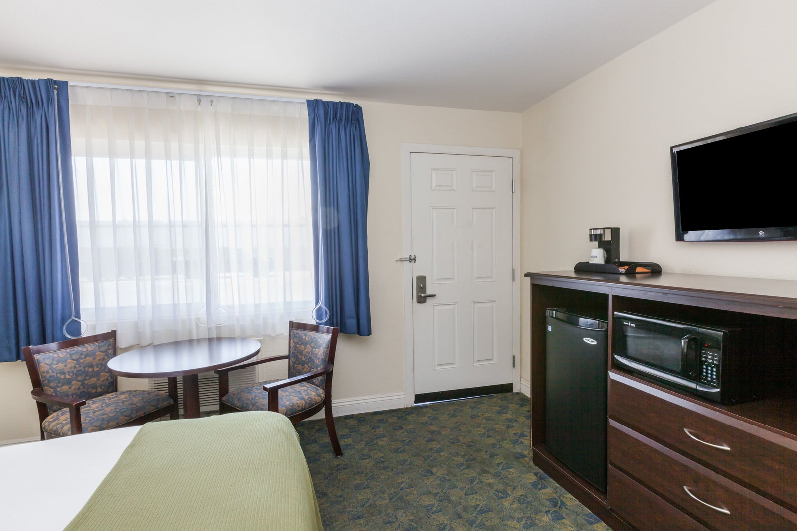 1 Queen Bed Room