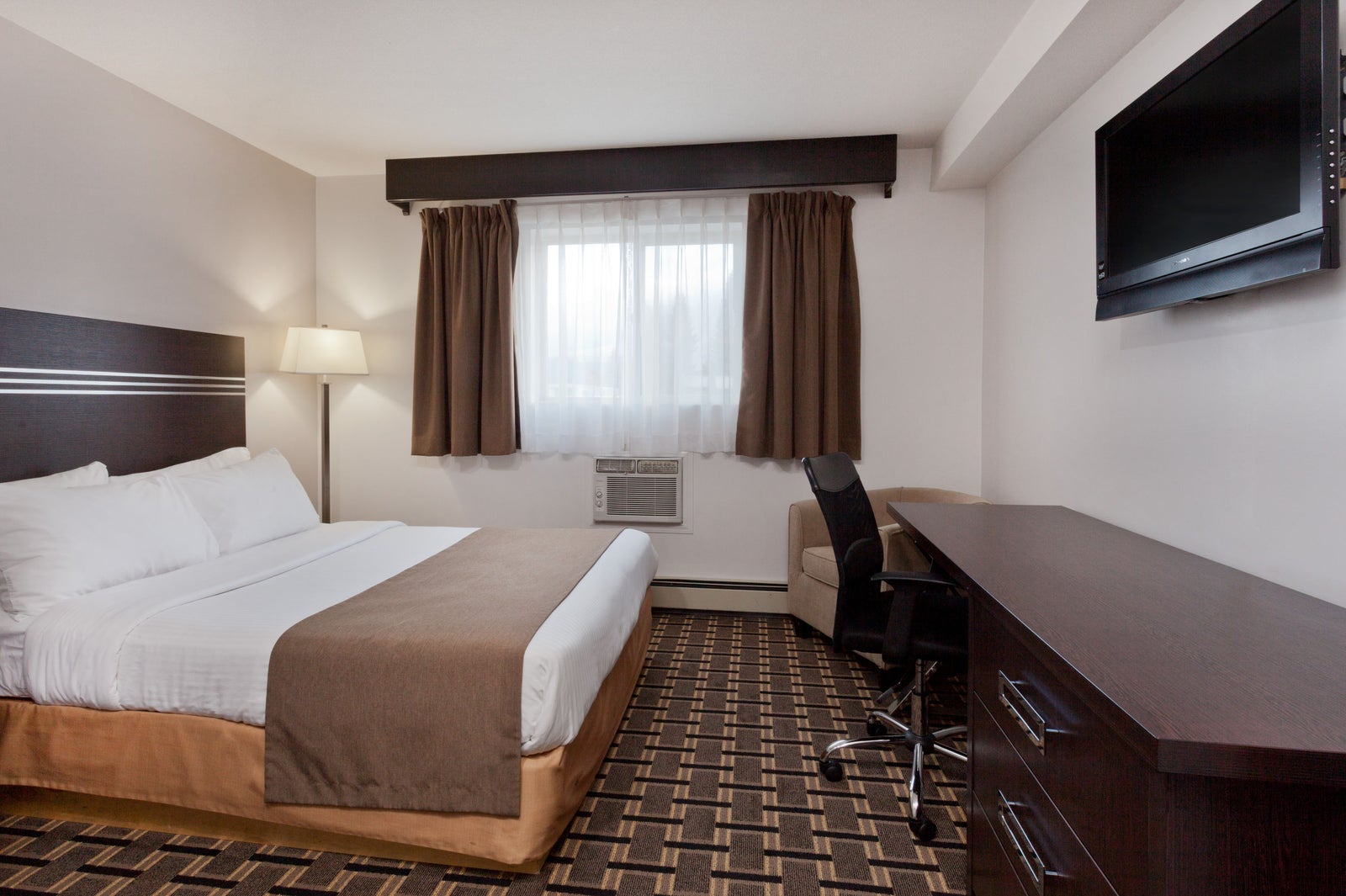 1 Queen Bed Room