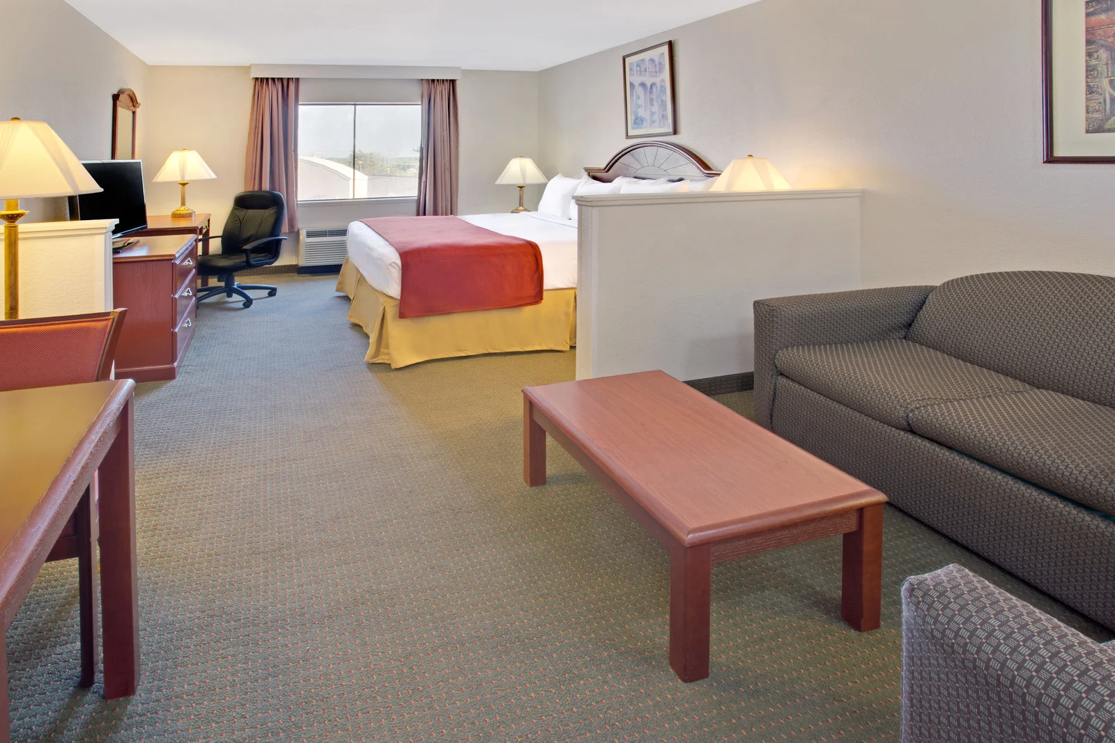 King Bed Room With Seating