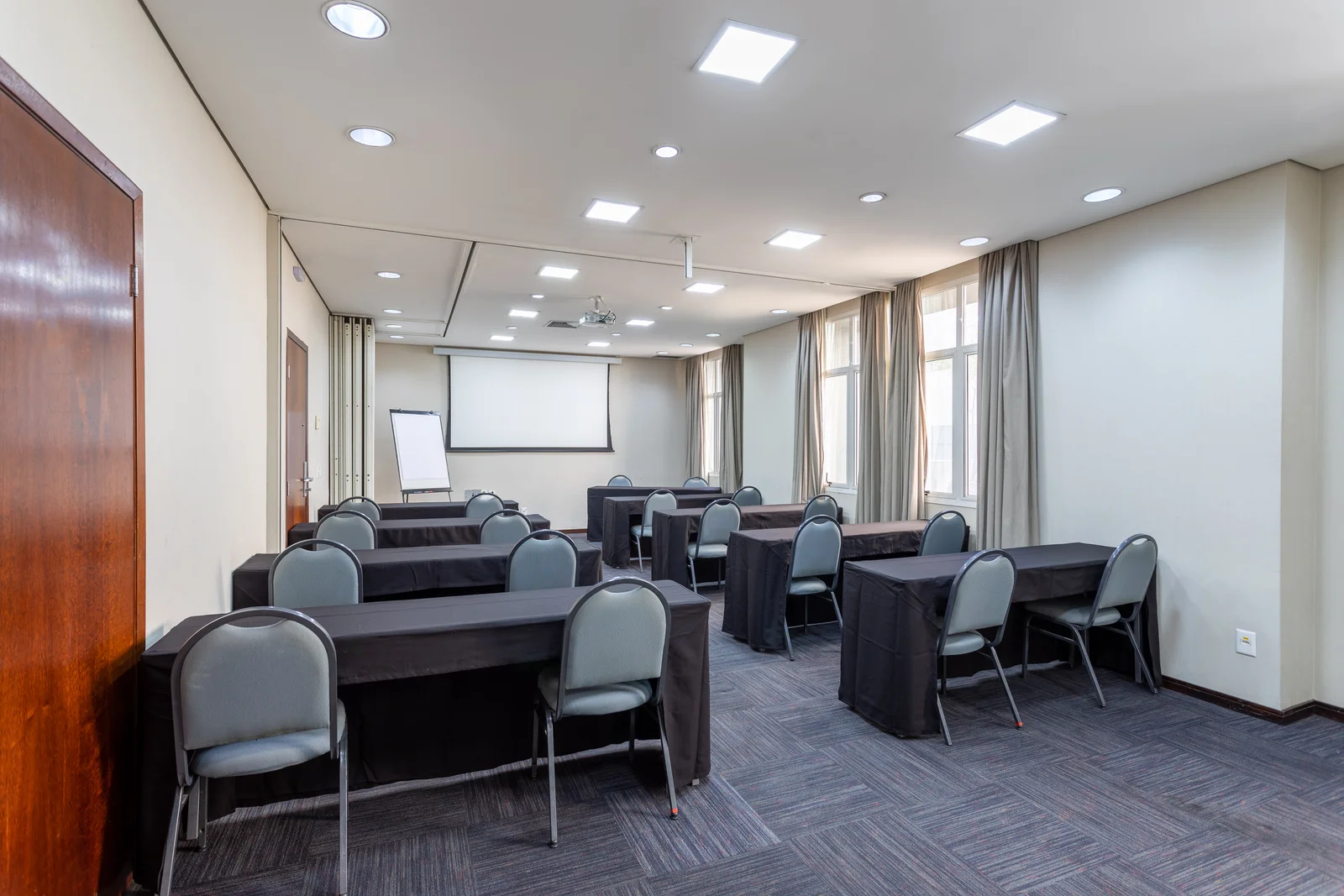 Fotógrafo de arquitetura especializado em interior design. Serviço de fotografia orientado para hotéis, restaurantes, espaços coworking, Airbnb, construtoras, imobiliárias, arquitetos e decoradores. As fotografias são utilizadas para criar um “sentimento” que nenhum texto/descrição ou qualquer outro elemento racional possa transmitir. Boas fotos podem fazer uma grande diferença a favor da sedução e atração dos seus clientes.