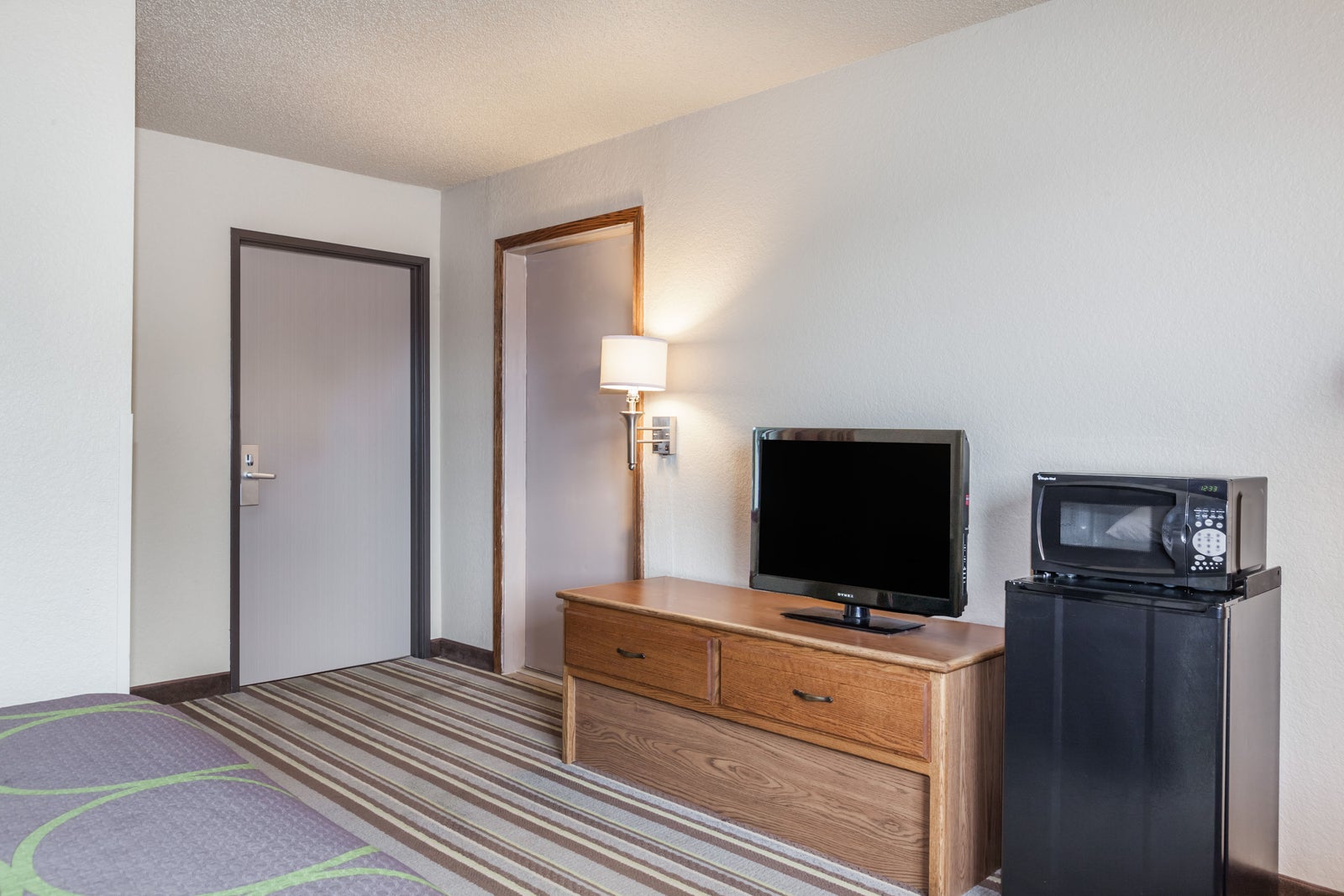 1 Queen Bed Room