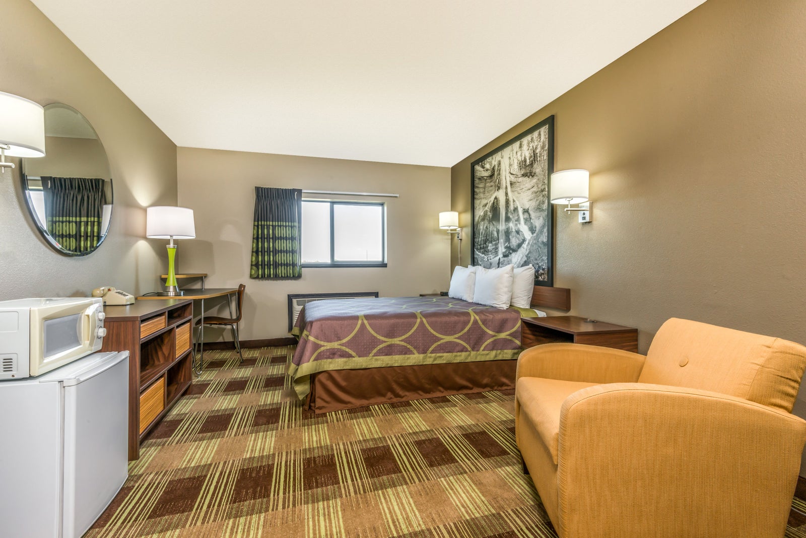 1 Queen Bed Room