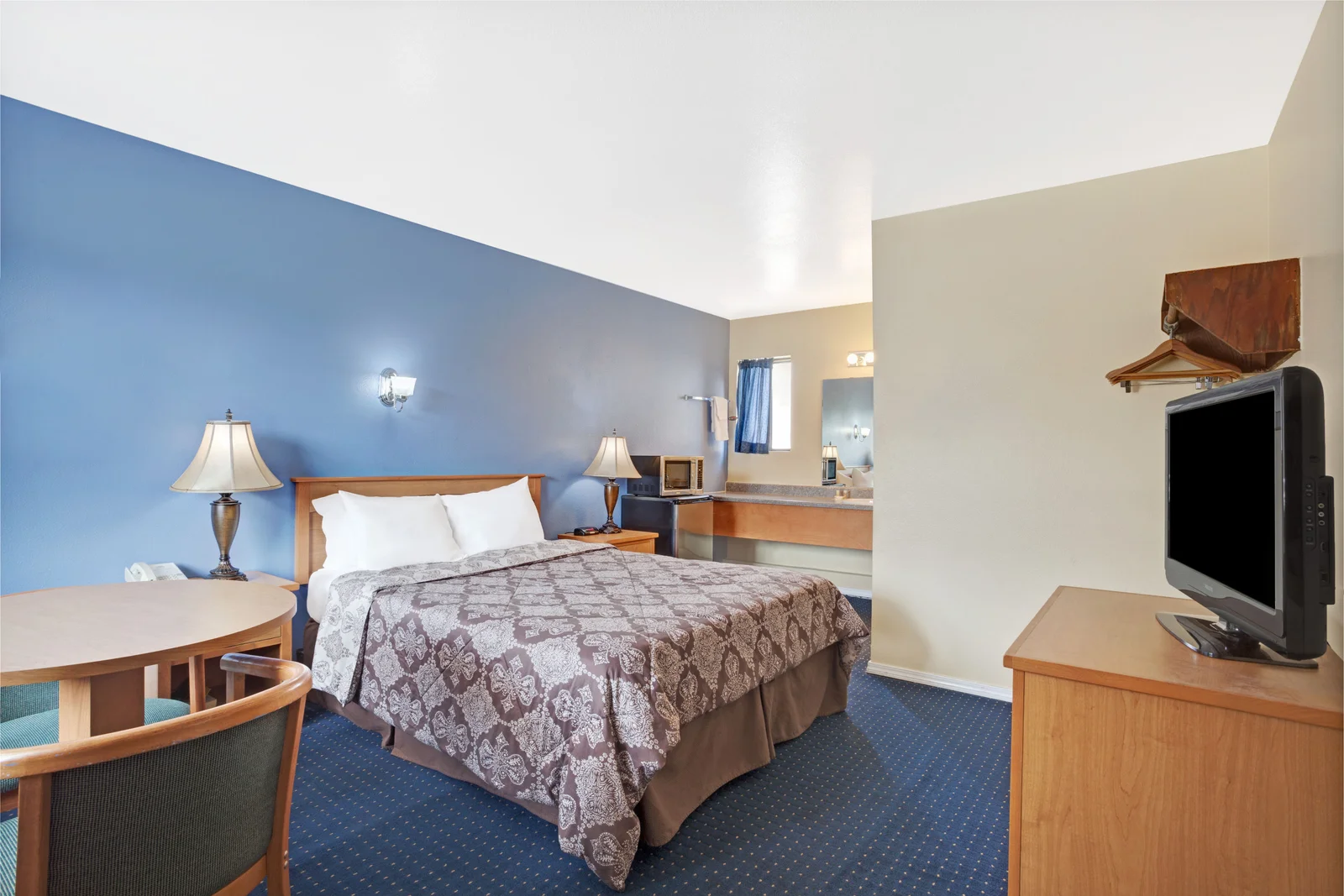 1 Queen Bed Room