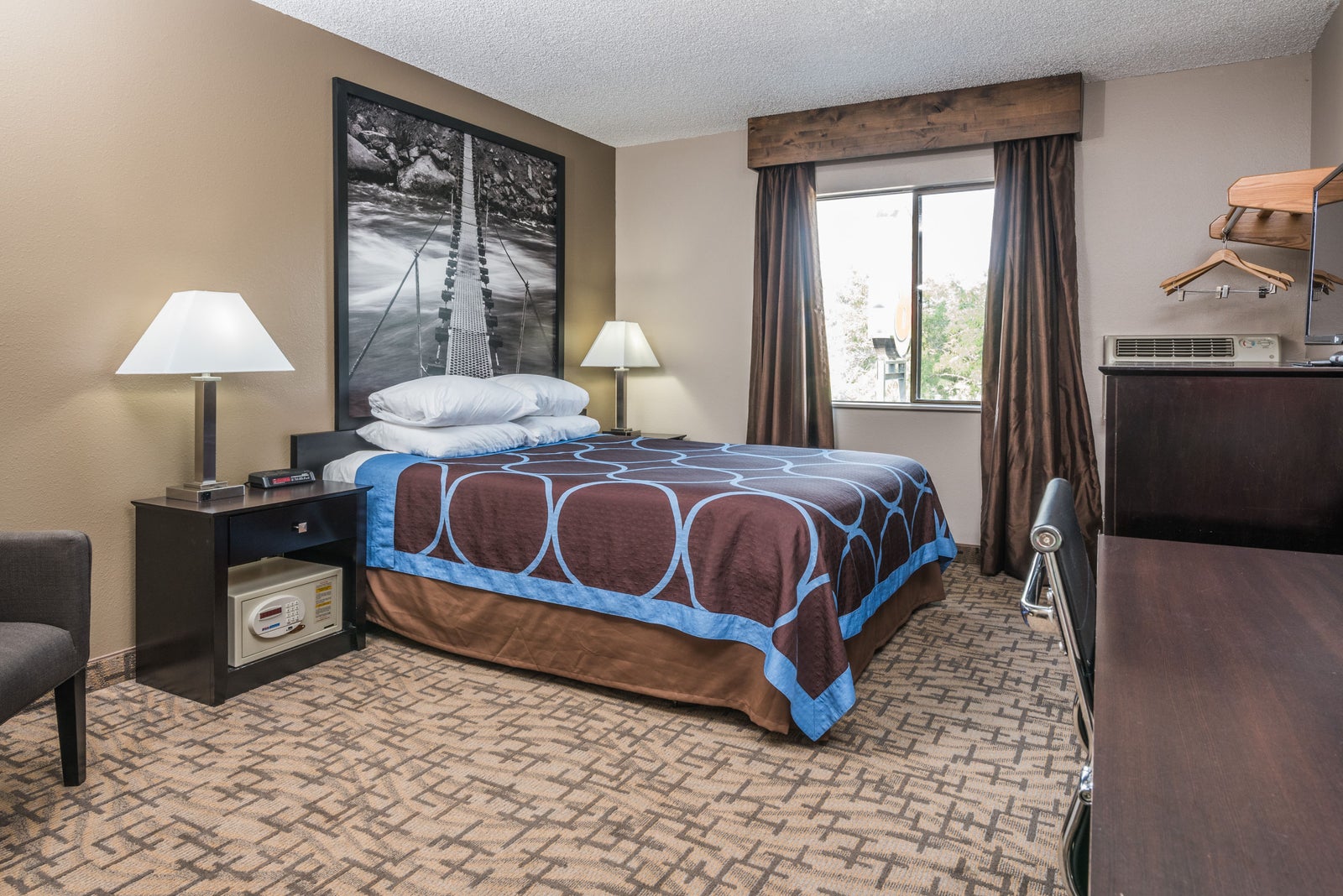 1 Queen Bed Room