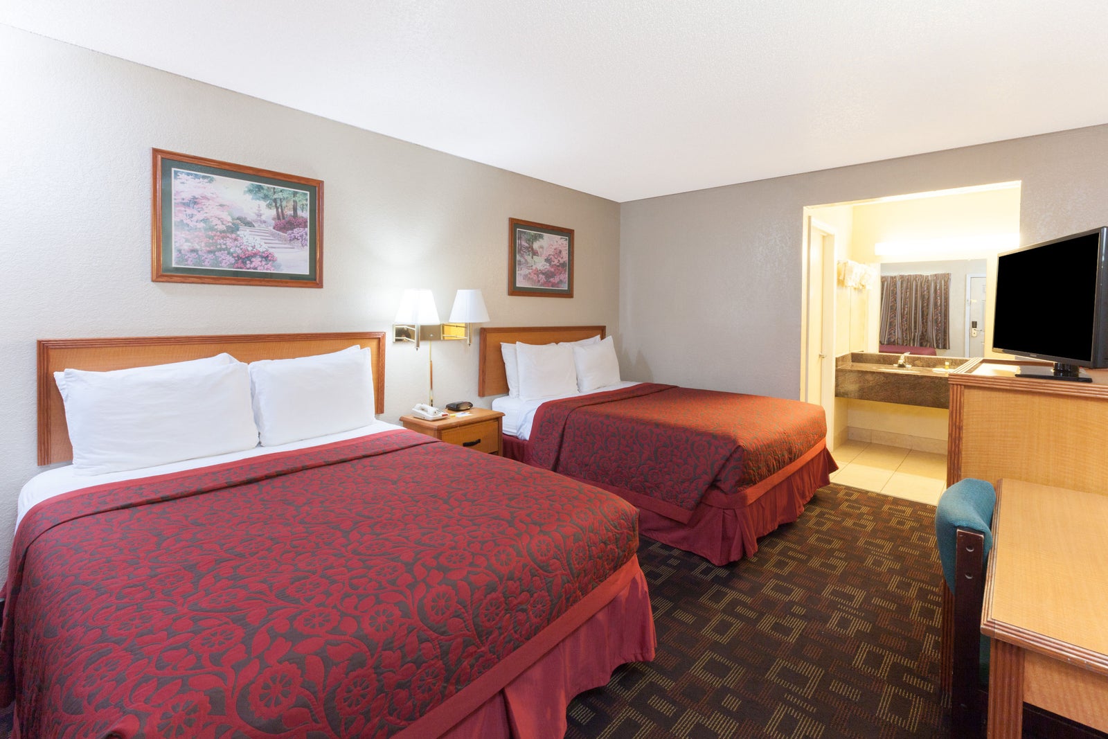 1 Queen Bed Room