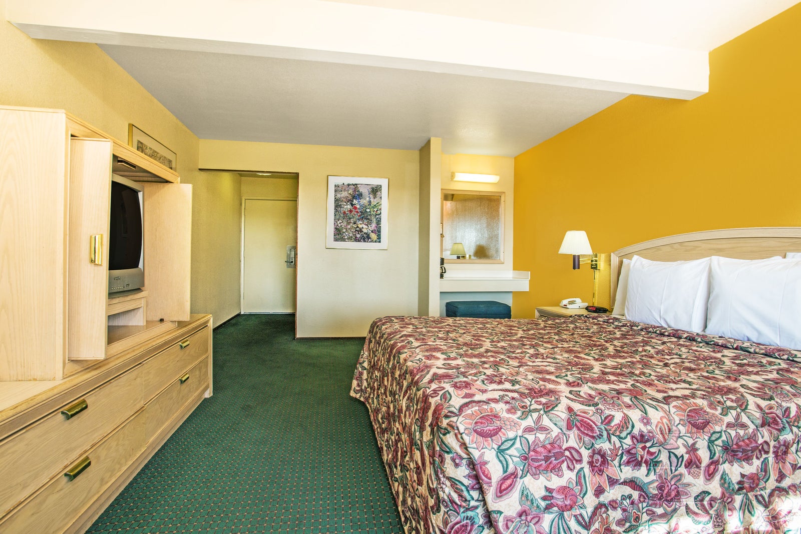 1 Queen Bed Room