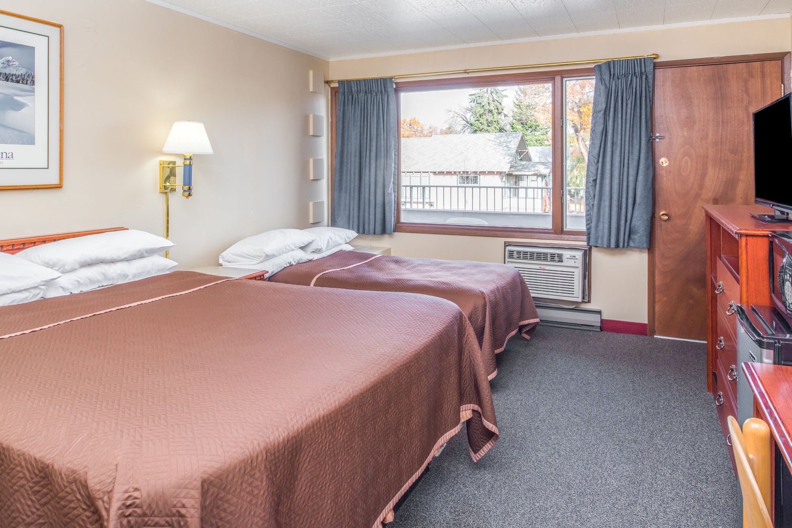 1 Queen 1 Twin Bed Room