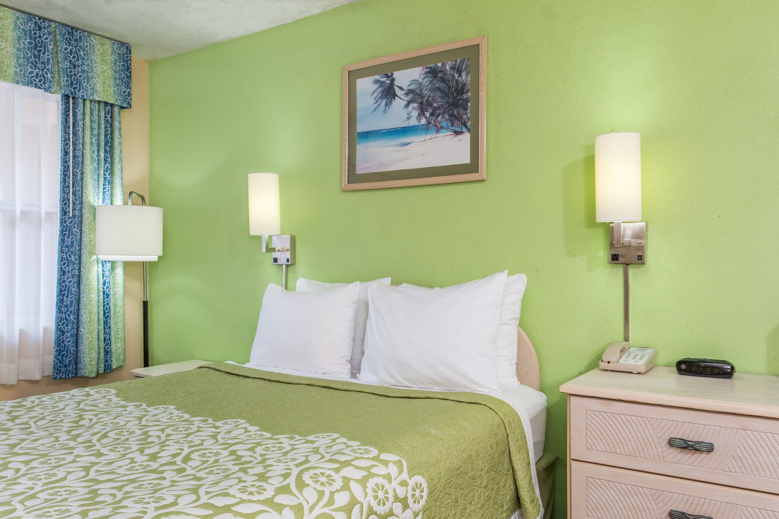 1 Queen Bed Room