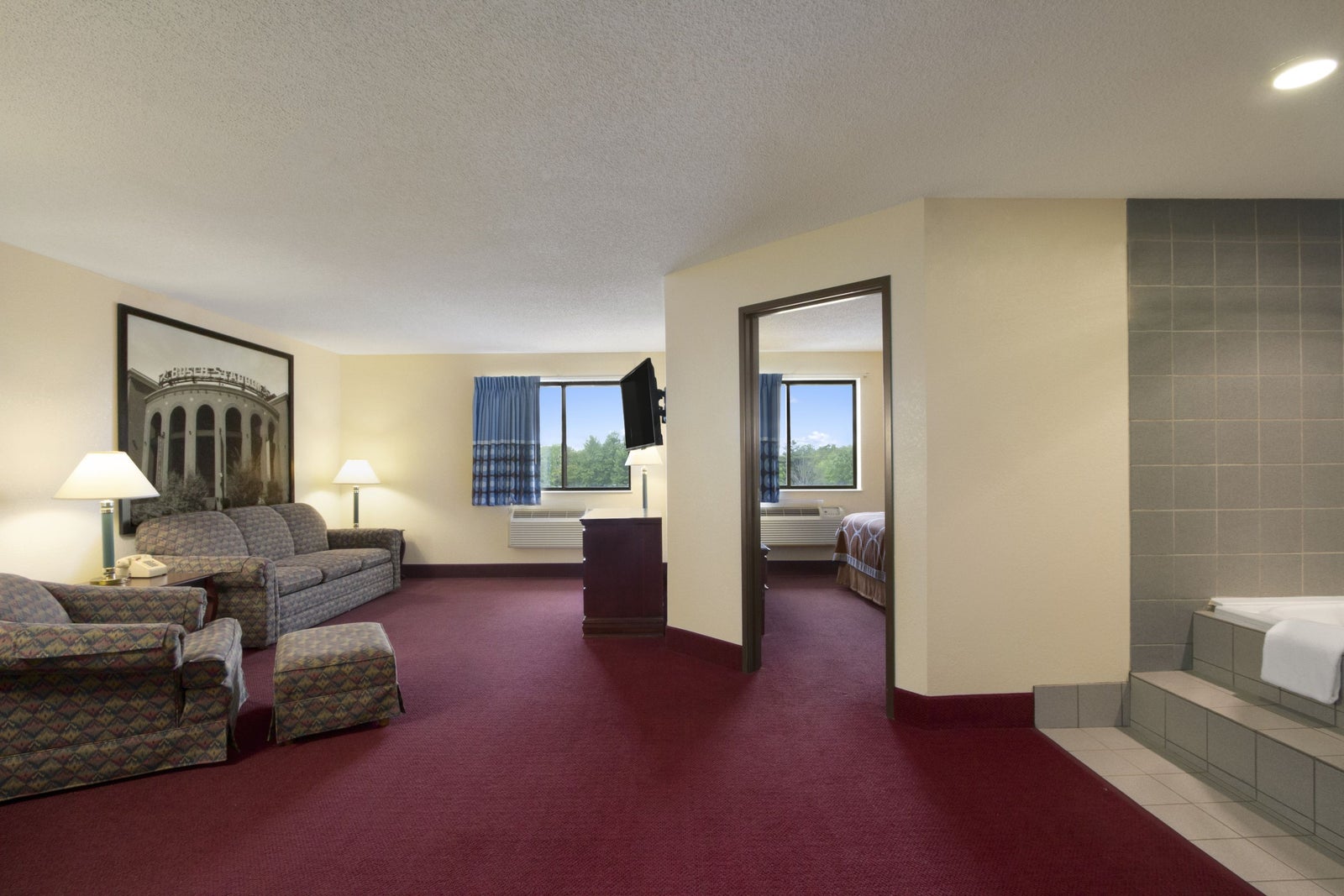 Jacuzzi Suite with Micro/Fridge