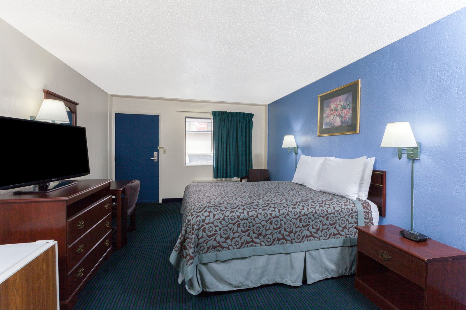 1 Queen Bed Room