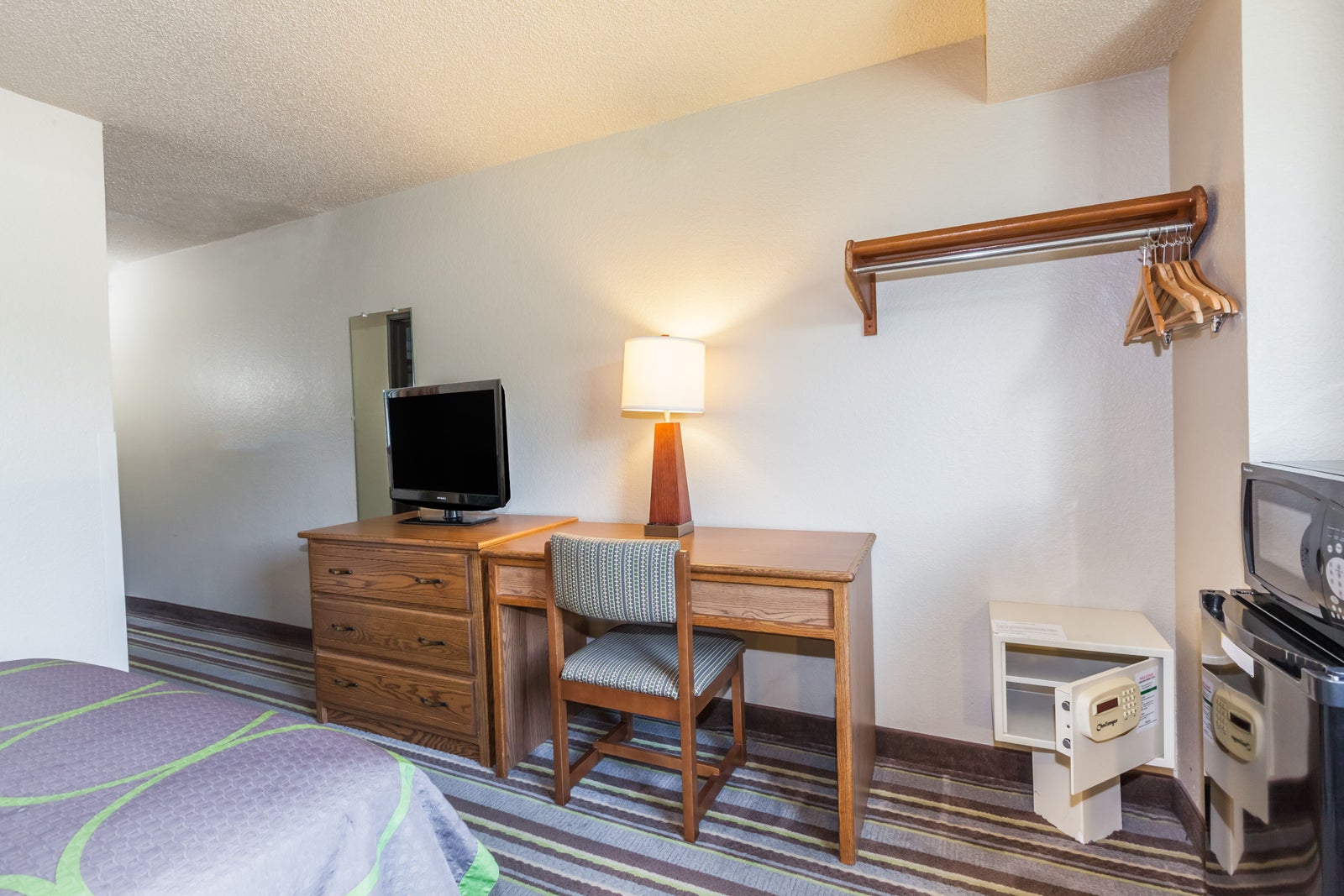 1 Queen Bed Room