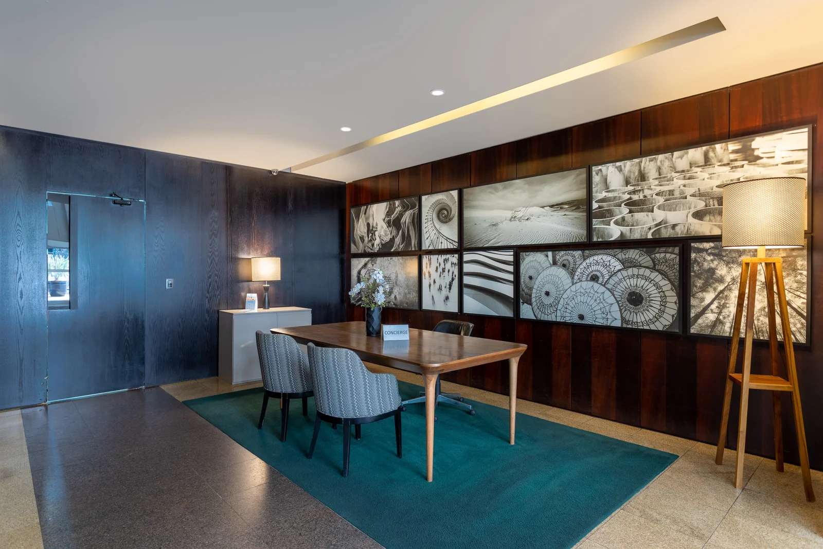Fotógrafo de arquitetura especializado em interior design. Serviço de fotografia orientado para hotéis, restaurantes, espaços coworking, Airbnb, construtoras, imobiliárias, arquitetos e decoradores. As fotografias são utilizadas para criar um “sentimento” que nenhum texto/descrição ou qualquer outro elemento racional possa transmitir. Boas fotos podem fazer uma grande diferença a favor da sedução e atração dos seus clientes.
