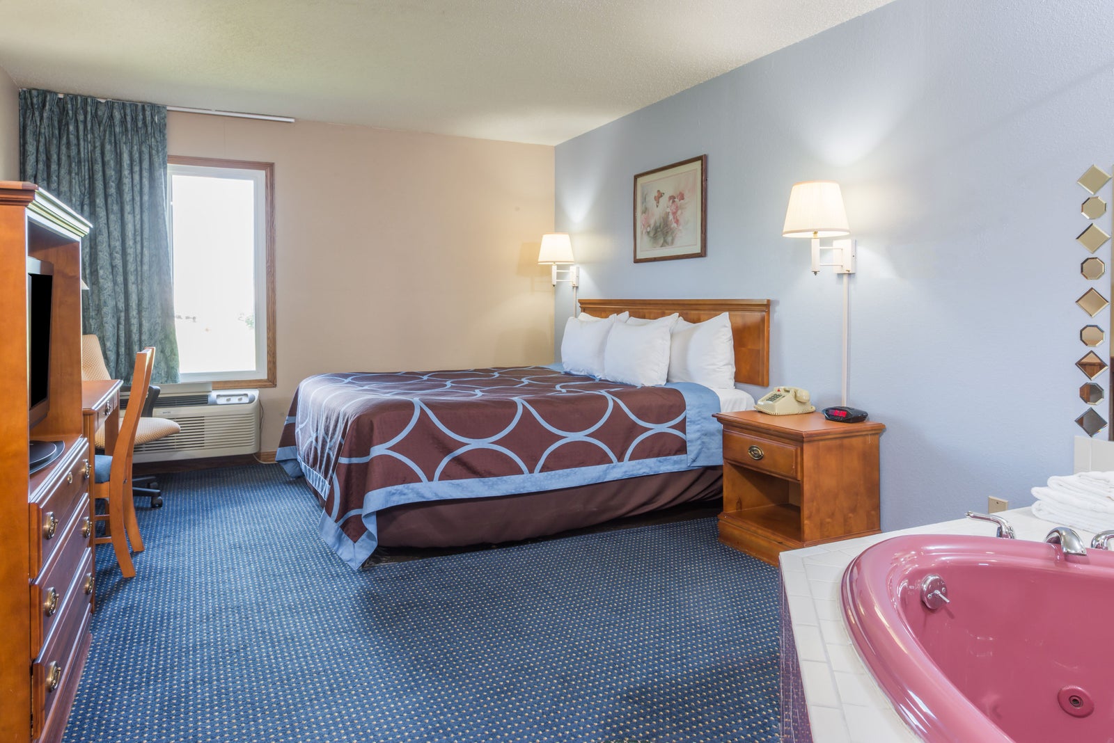 1 King Bed/Whirlpool Suite