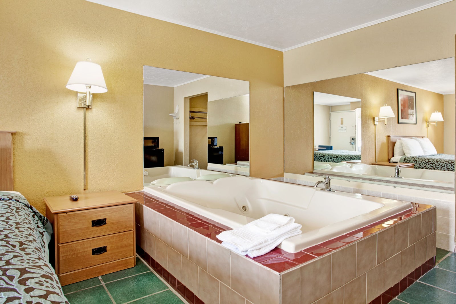 1 Queen Bed Jacuzzi Room