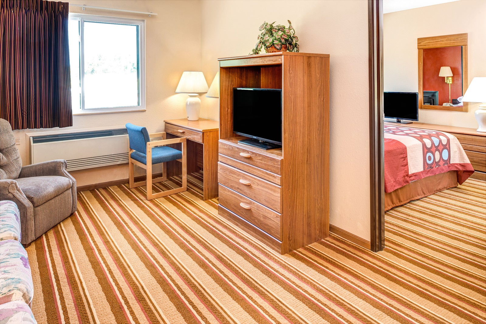1 Queen Bed Suite