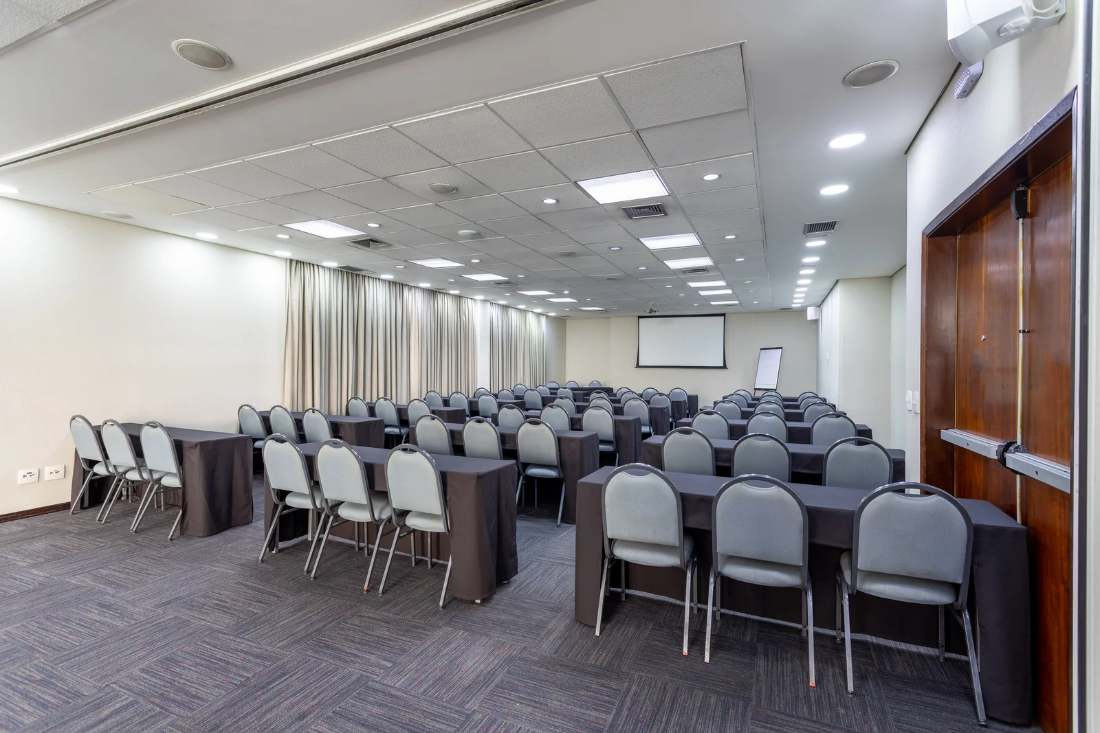 Fotógrafo de arquitetura especializado em interior design. Serviço de fotografia orientado para hotéis, restaurantes, espaços coworking, Airbnb, construtoras, imobiliárias, arquitetos e decoradores. As fotografias são utilizadas para criar um “sentimento” que nenhum texto/descrição ou qualquer outro elemento racional possa transmitir. Boas fotos podem fazer uma grande diferença a favor da sedução e atração dos seus clientes.