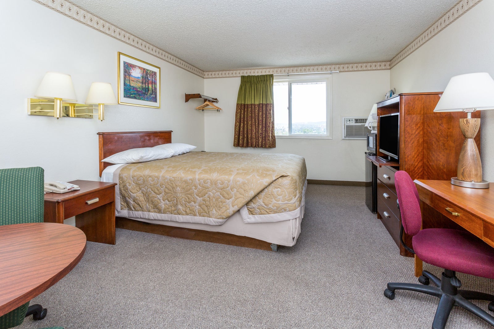 1 Queen Bed Room