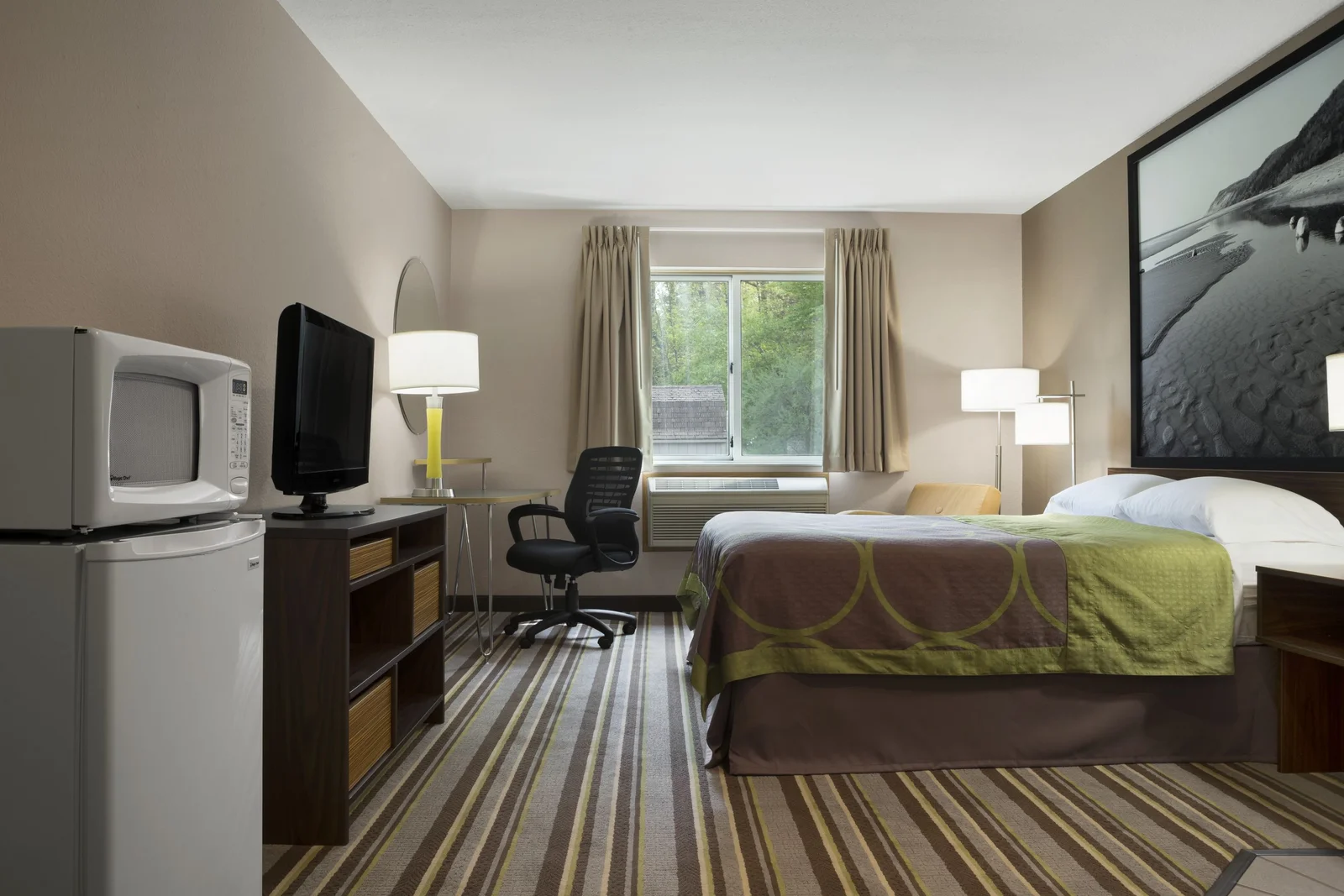 Jacuzzi Queen Bed Suite