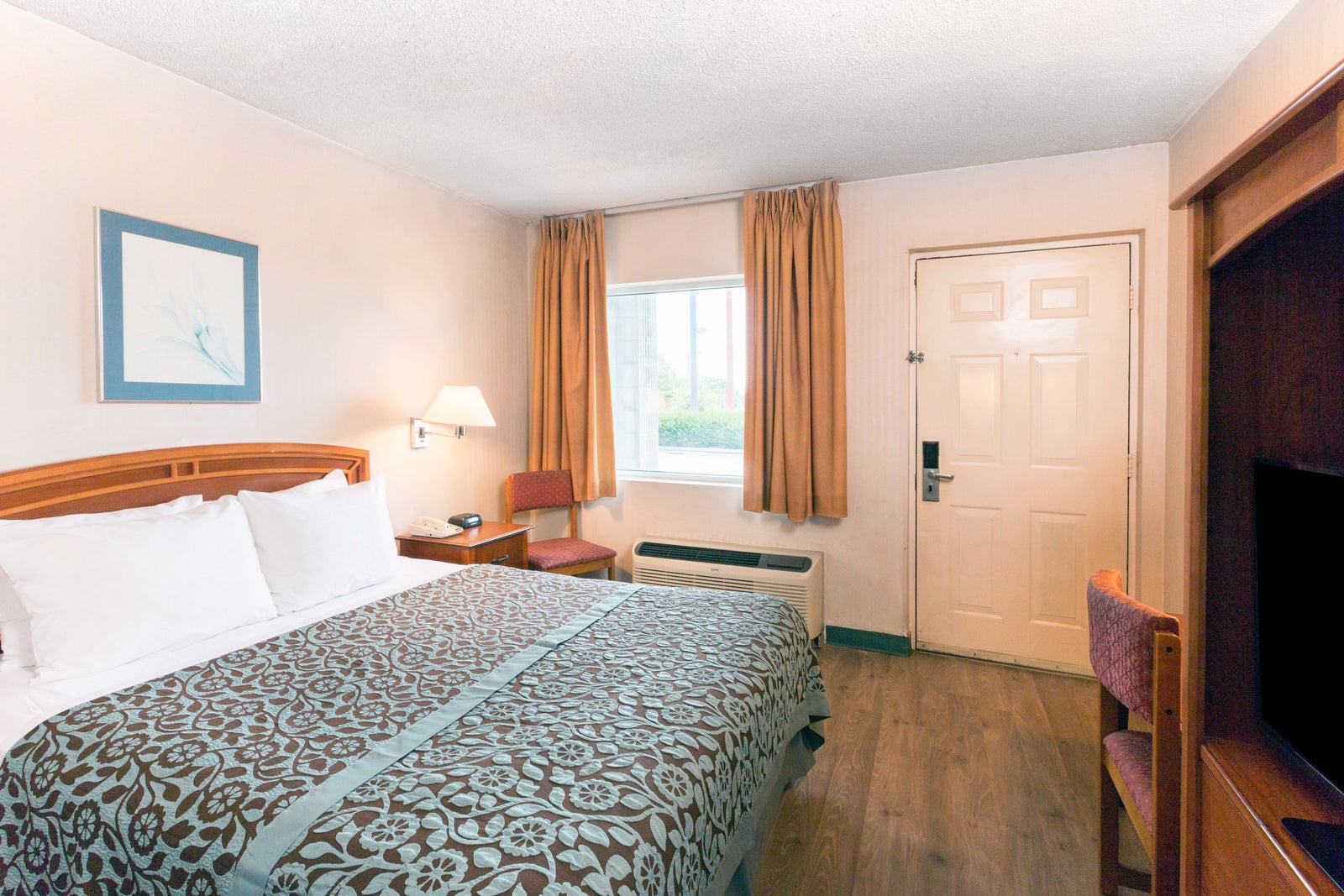 1 Queen Bed Room