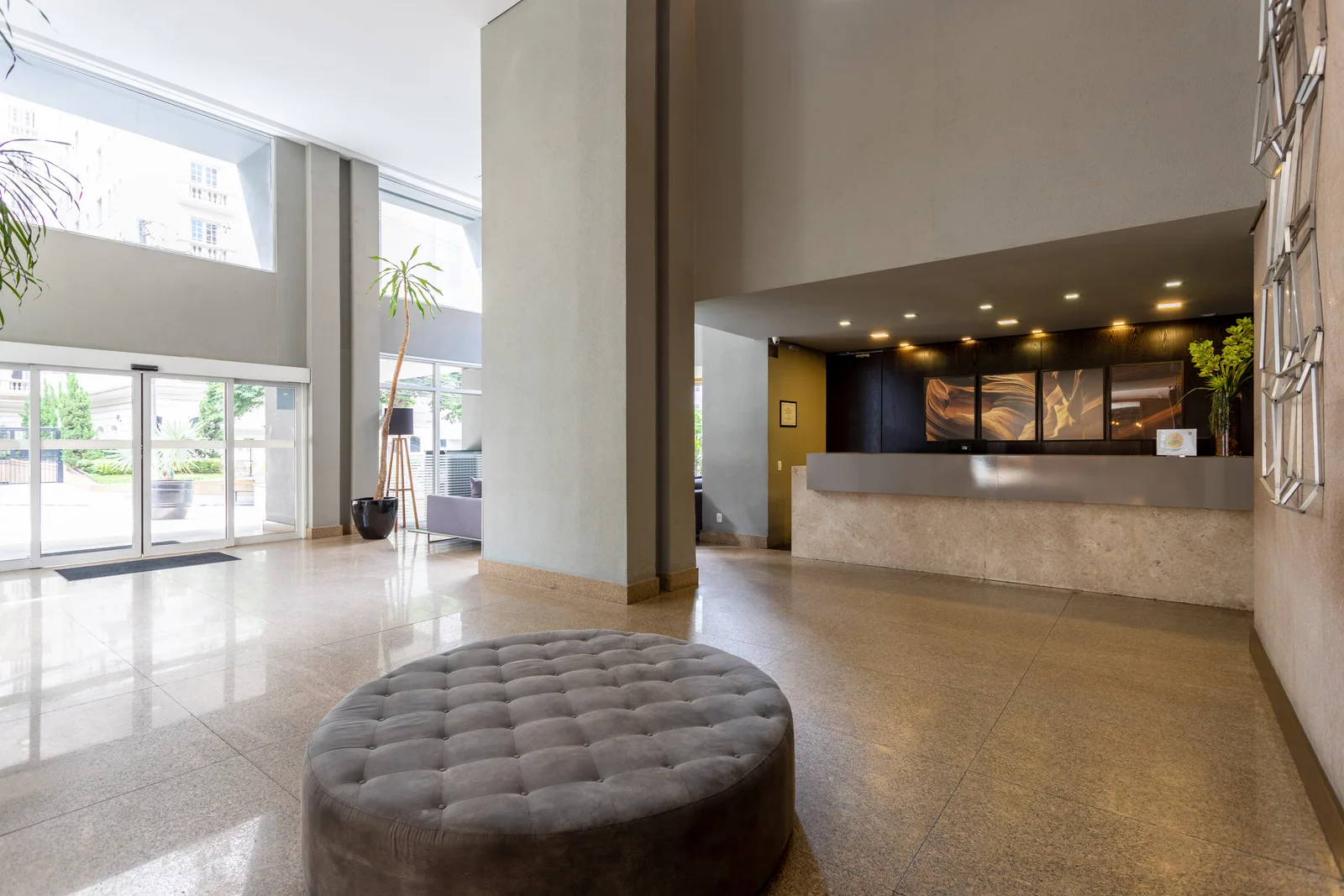 Fotógrafo de arquitetura especializado em interior design. Serviço de fotografia orientado para hotéis, restaurantes, espaços coworking, Airbnb, construtoras, imobiliárias, arquitetos e decoradores. As fotografias são utilizadas para criar um “sentimento” que nenhum texto/descrição ou qualquer outro elemento racional possa transmitir. Boas fotos podem fazer uma grande diferença a favor da sedução e atração dos seus clientes.
