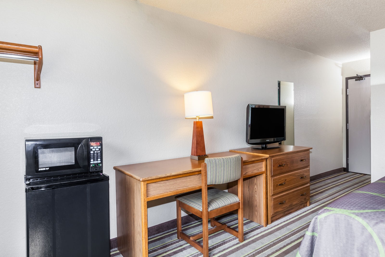 1 Queen Bed Room