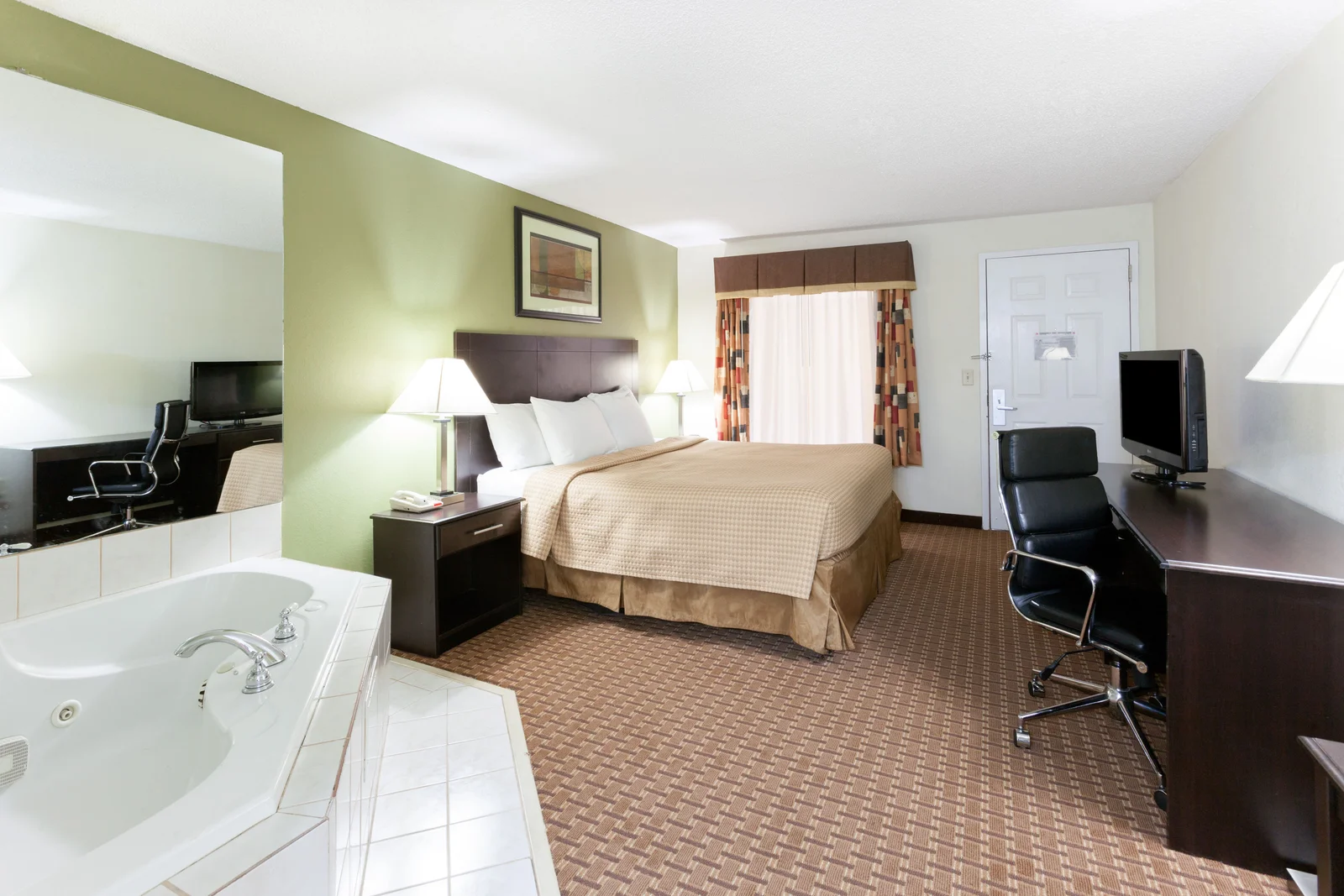 1 King Bed Hot Tub Suite
