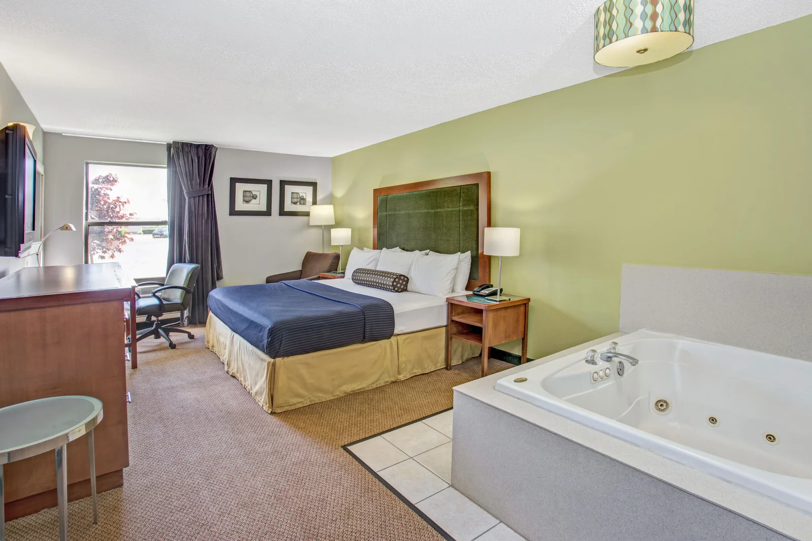 1 King Bed Jacuzzi Suite