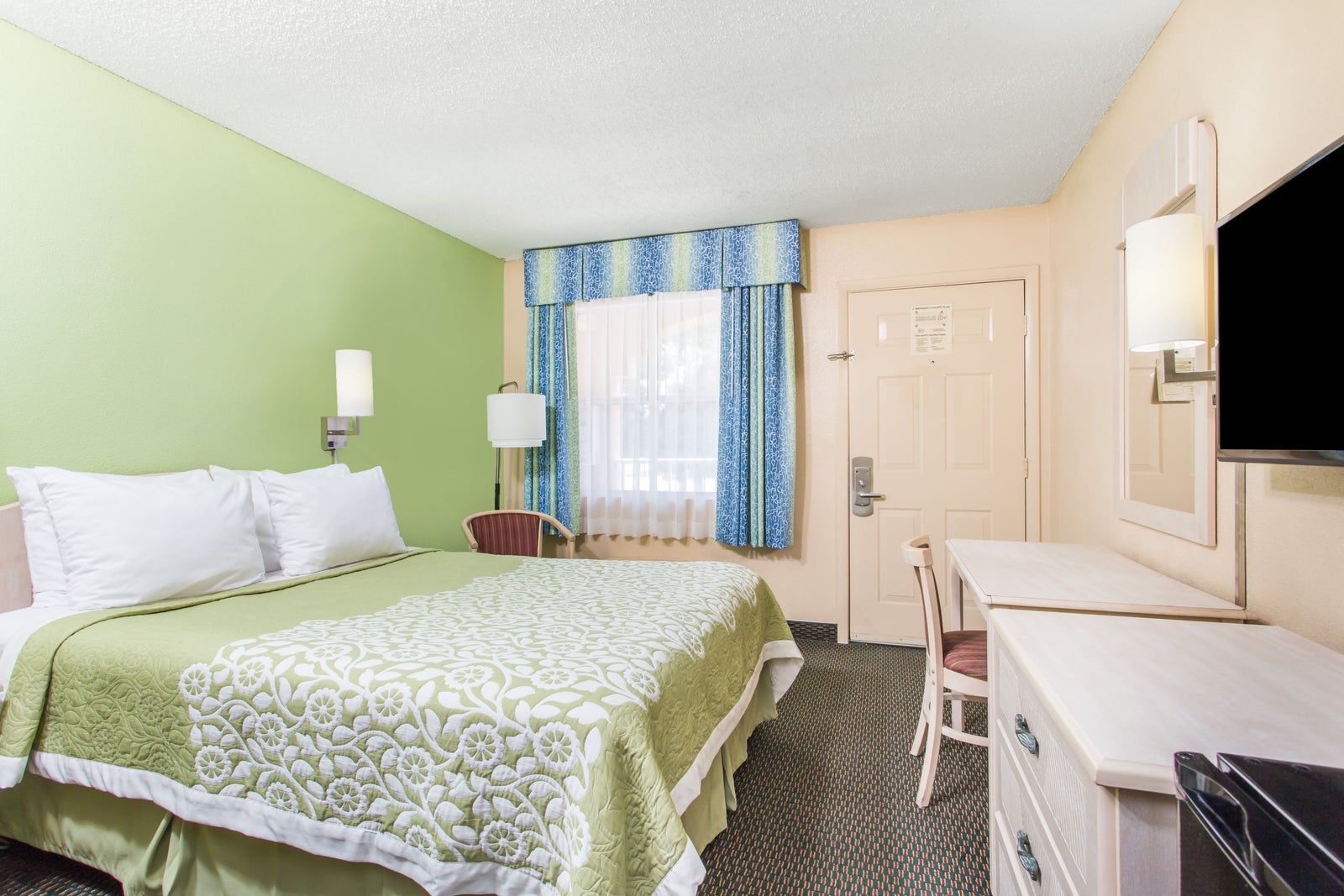 1 Queen Bed Room