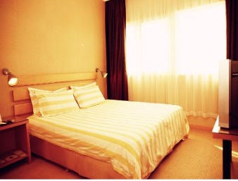 One Bed Guest Room