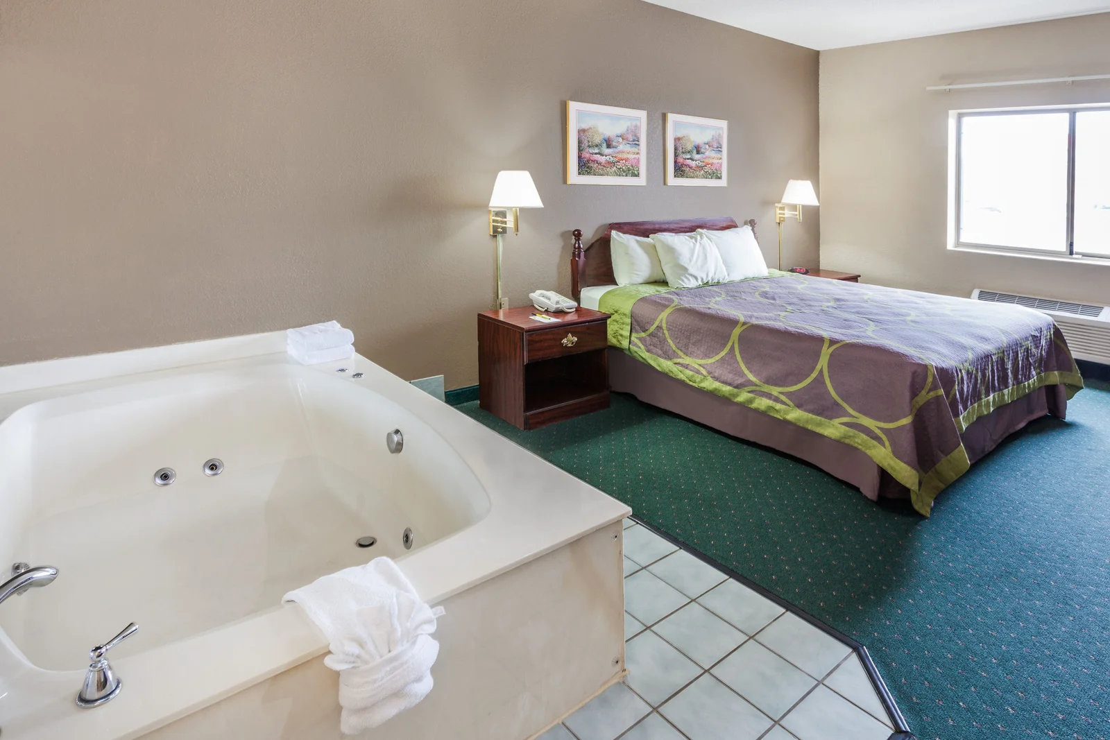 1 King Bed Hot Tub Suite