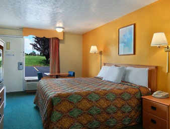 1 Queen Bed Jacuzzi Room