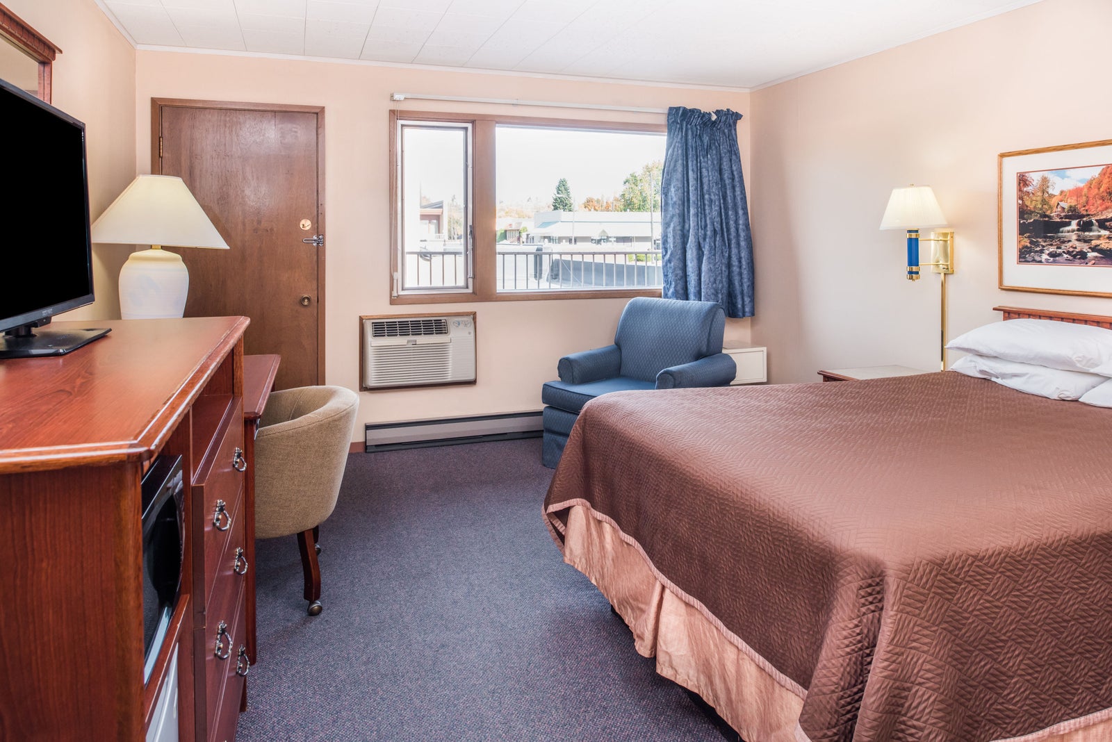 1 Queen Bed Room
