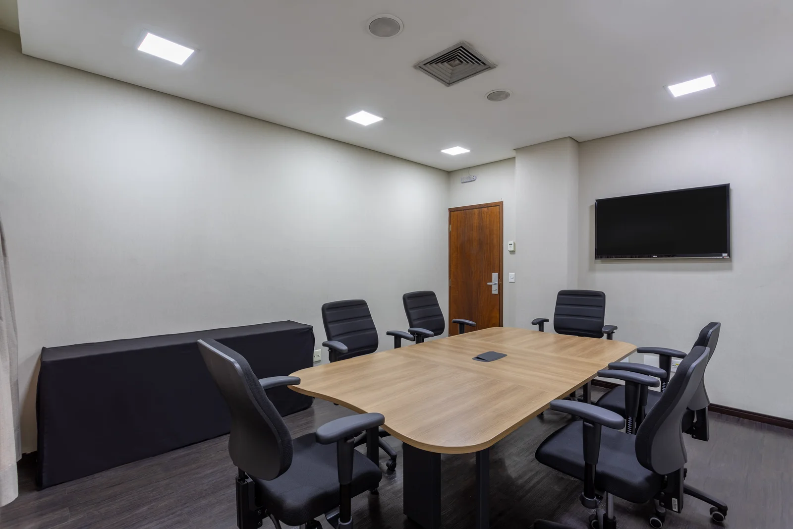 Fotógrafo de arquitetura especializado em interior design. Serviço de fotografia orientado para hotéis, restaurantes, espaços coworking, Airbnb, construtoras, imobiliárias, arquitetos e decoradores. As fotografias são utilizadas para criar um “sentimento” que nenhum texto/descrição ou qualquer outro elemento racional possa transmitir. Boas fotos podem fazer uma grande diferença a favor da sedução e atração dos seus clientes.