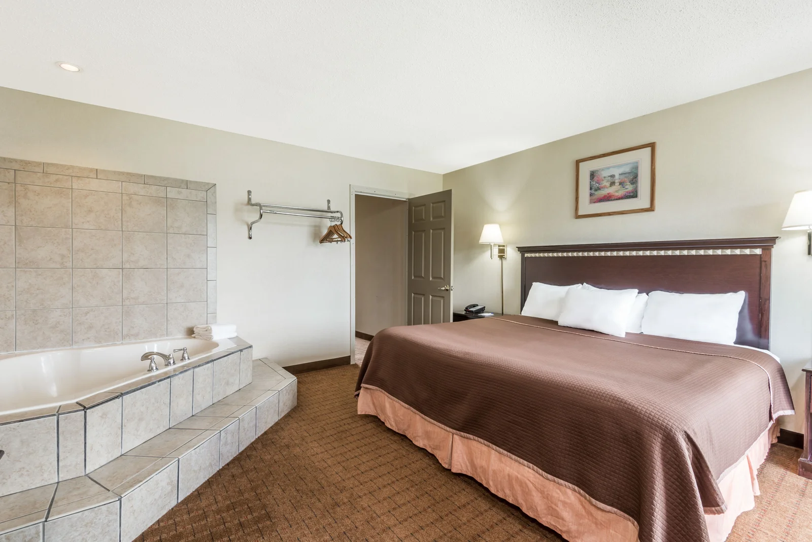 1 King Bed Hot Tub Suite