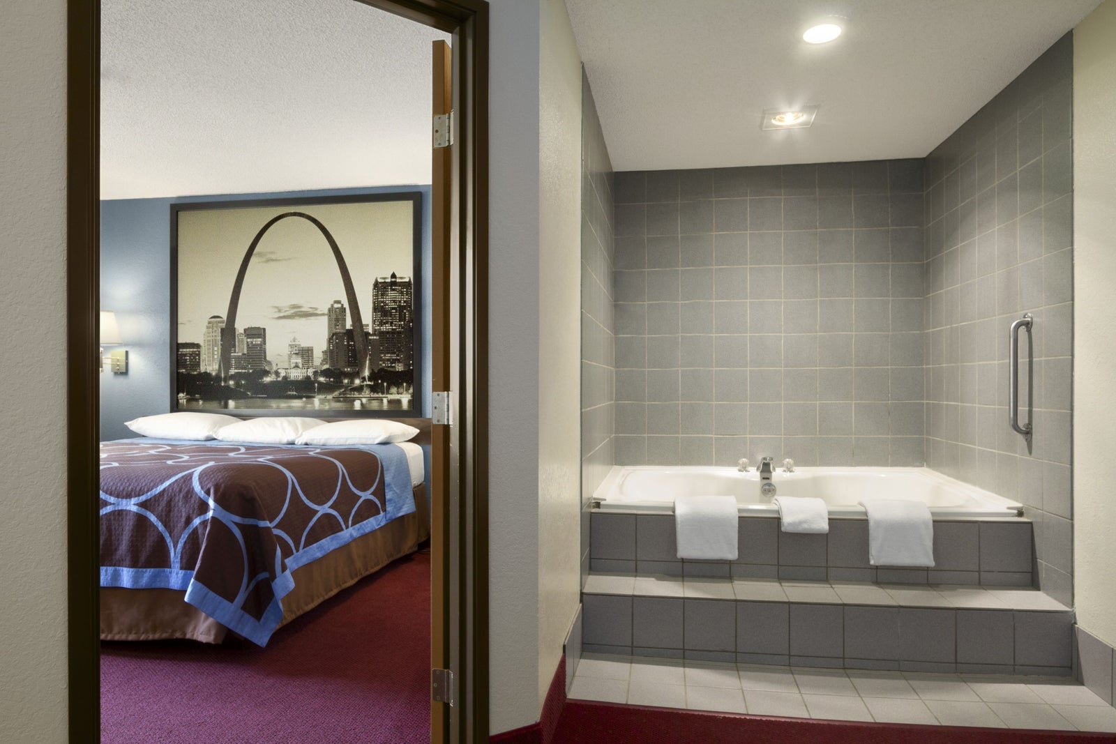 Jacuzzi Suite with Micro/Fridge