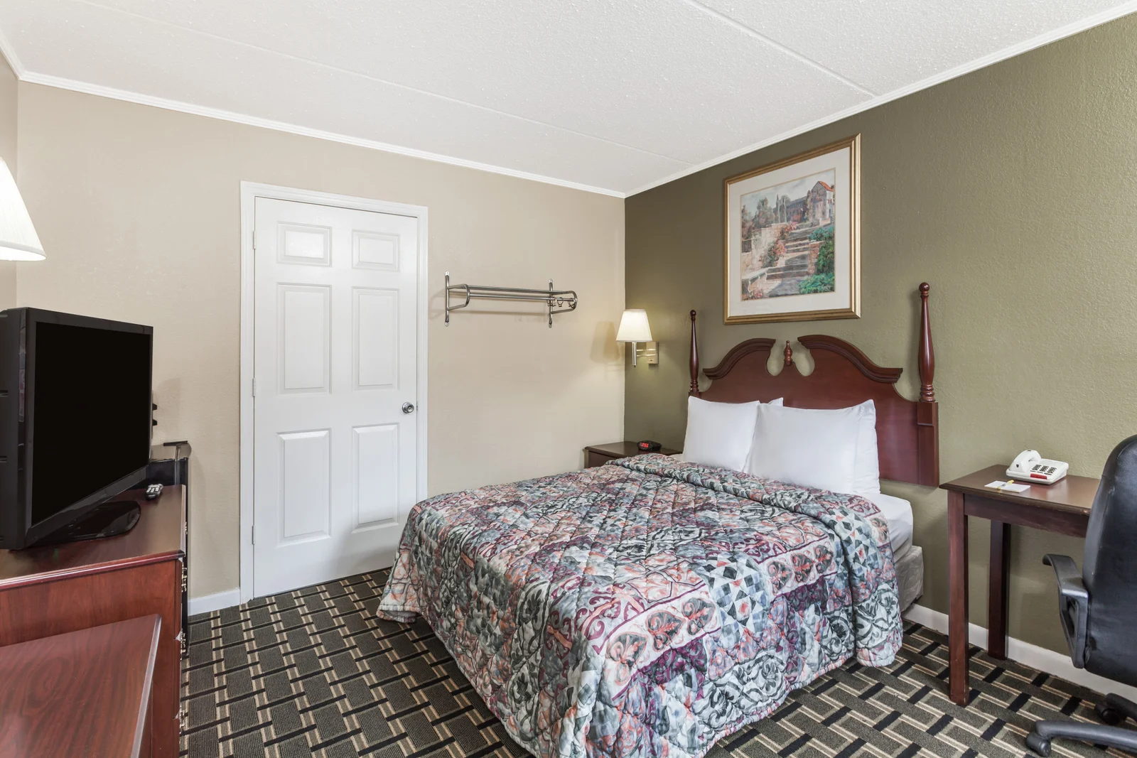 1 Queen Bed Room