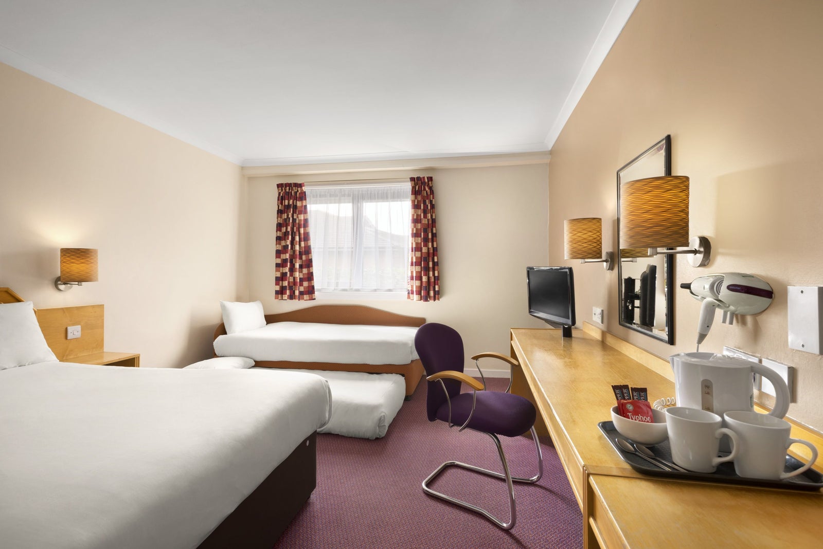 1 Double 2 Single Bed Family Room