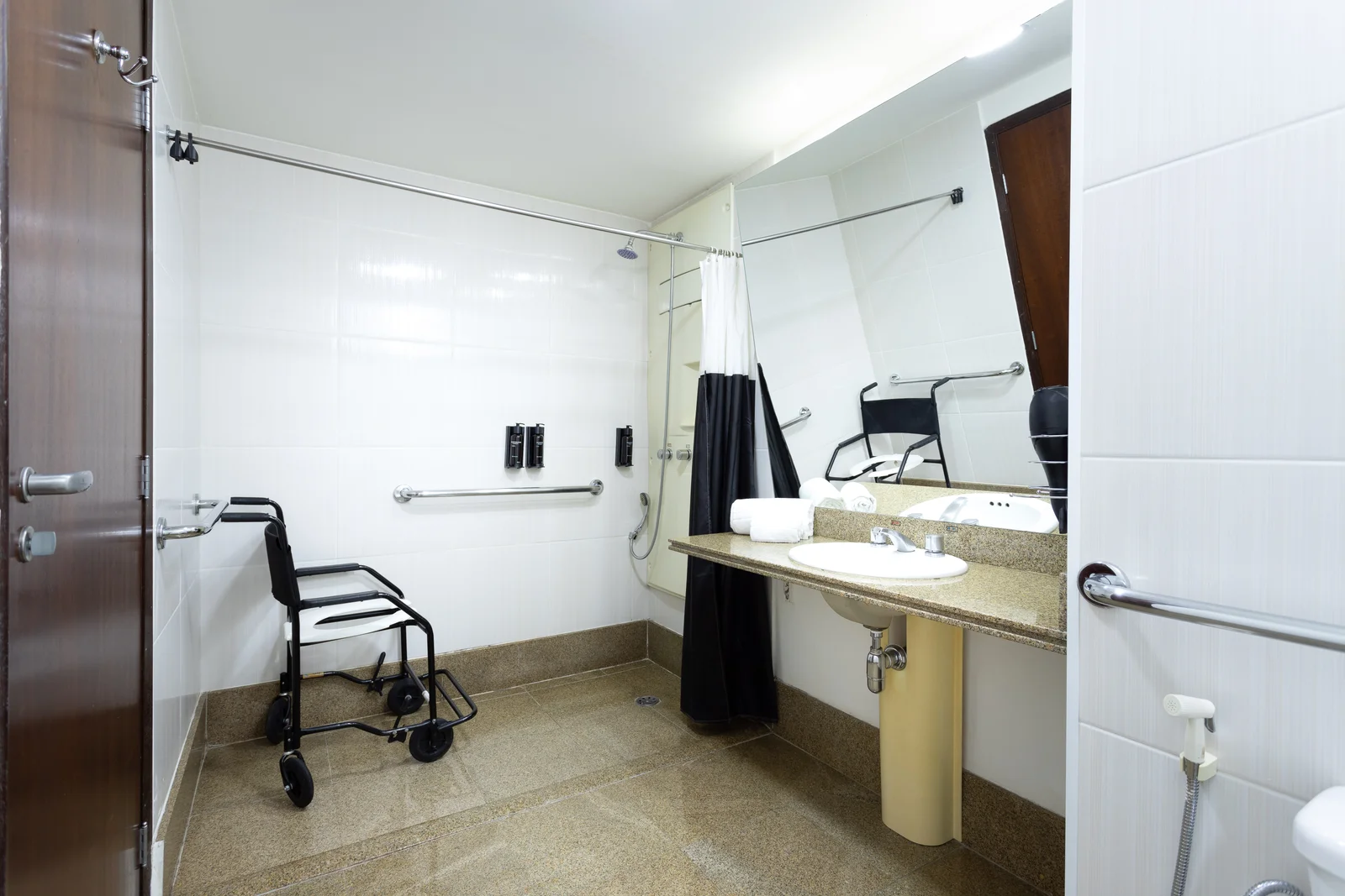 Fotógrafo de arquitetura especializado em interior design. Serviço de fotografia orientado para hotéis, restaurantes, espaços coworking, Airbnb, construtoras, imobiliárias, arquitetos e decoradores. As fotografias são utilizadas para criar um “sentimento” que nenhum texto/descrição ou qualquer outro elemento racional possa transmitir. Boas fotos podem fazer uma grande diferença a favor da sedução e atração dos seus clientes.