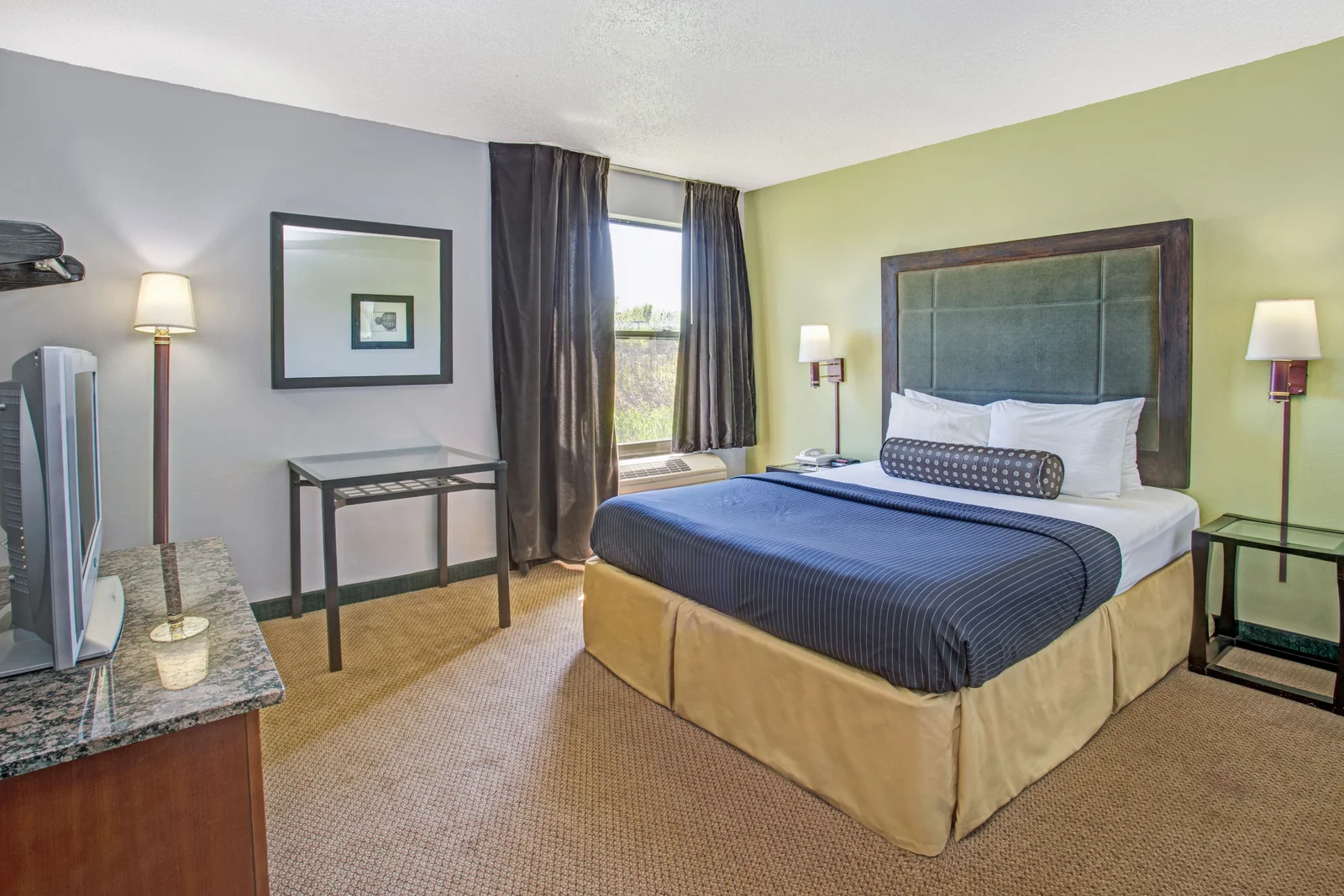1 Queen Bed Room