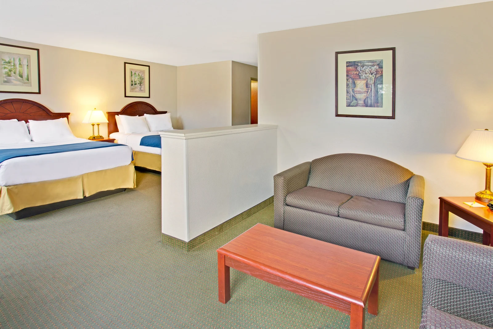 2 Queen Bed Room With Seating