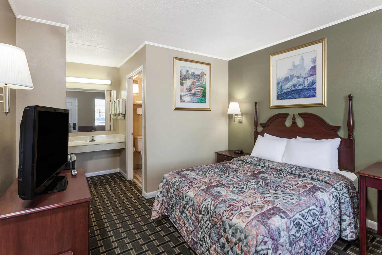 1 Queen Bed Room