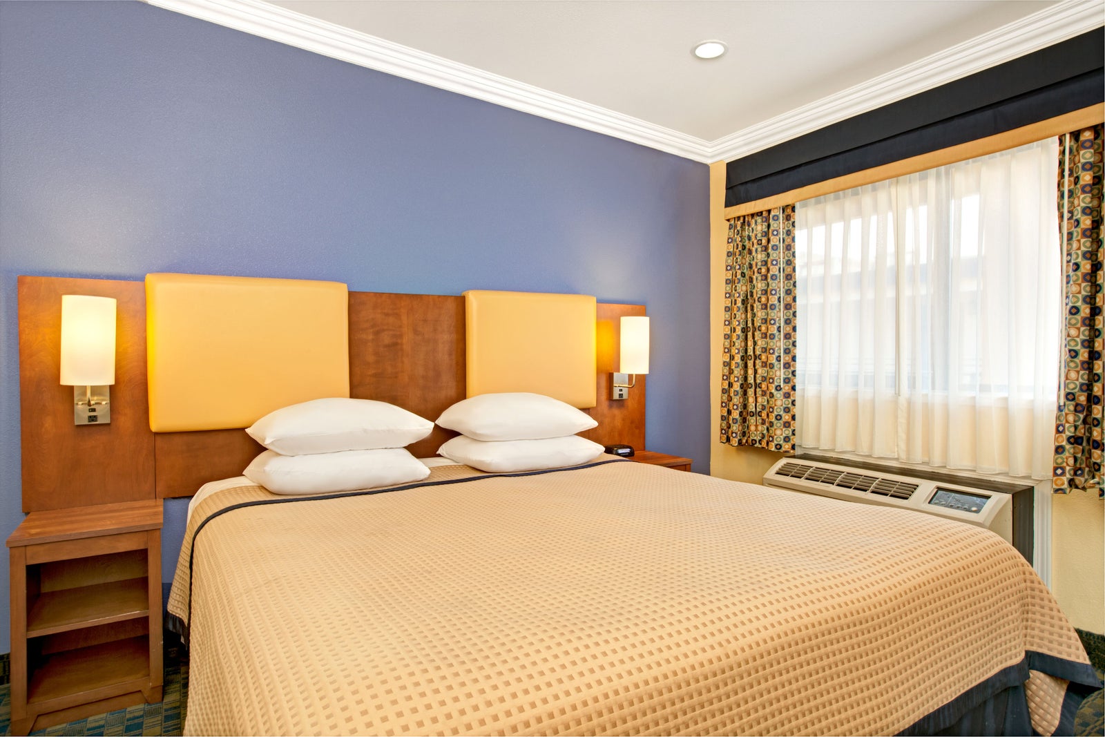 1 Queen Bed Room