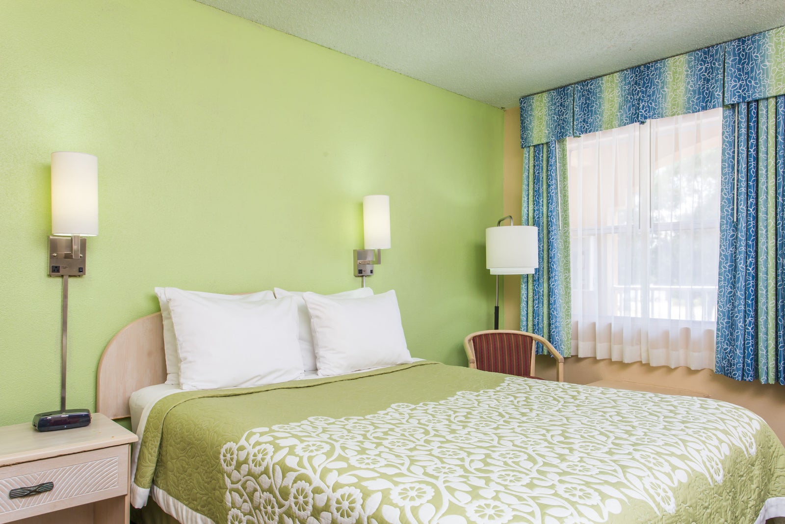 1 Queen Bed Room
