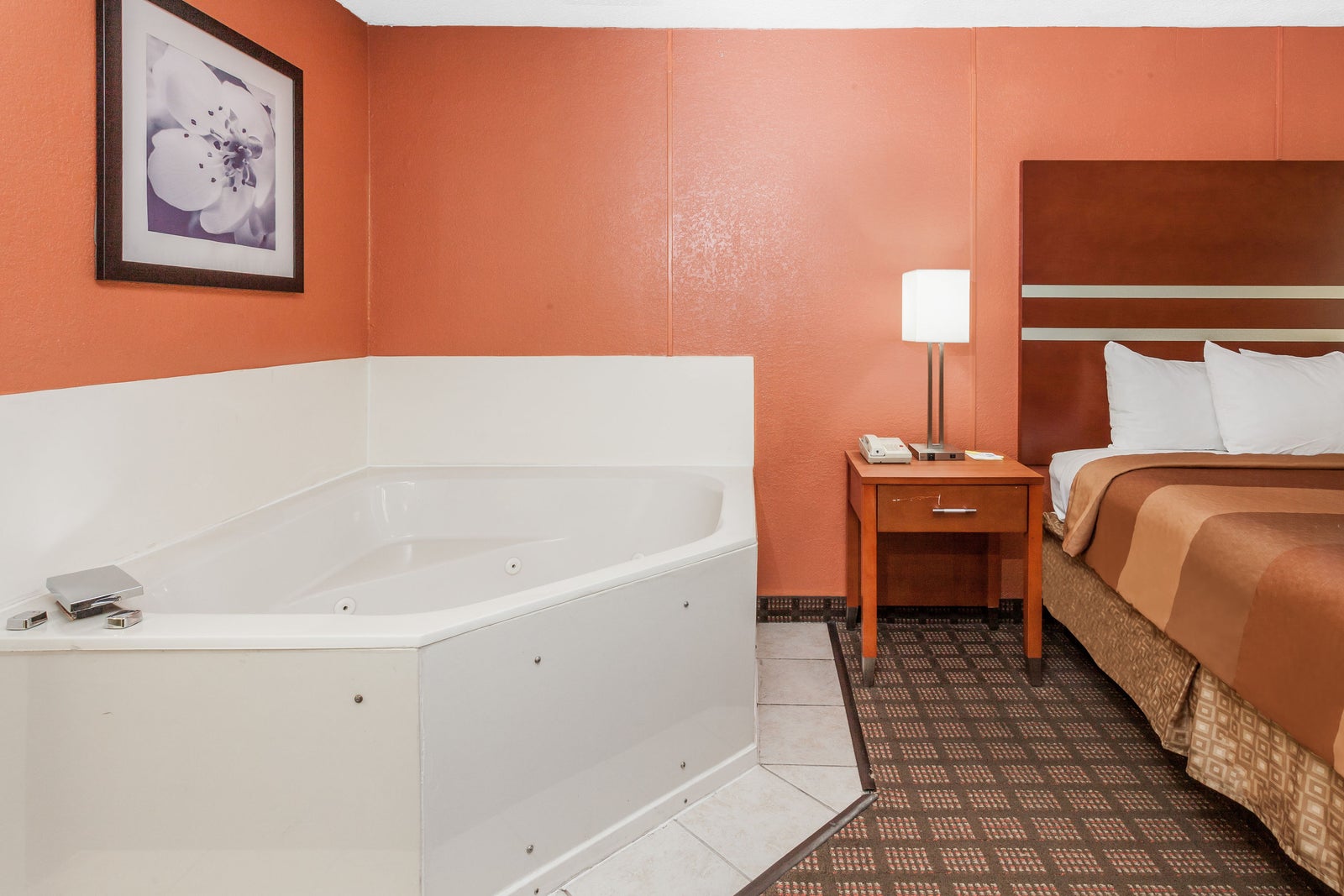 1 King Bed Hot Tub Room